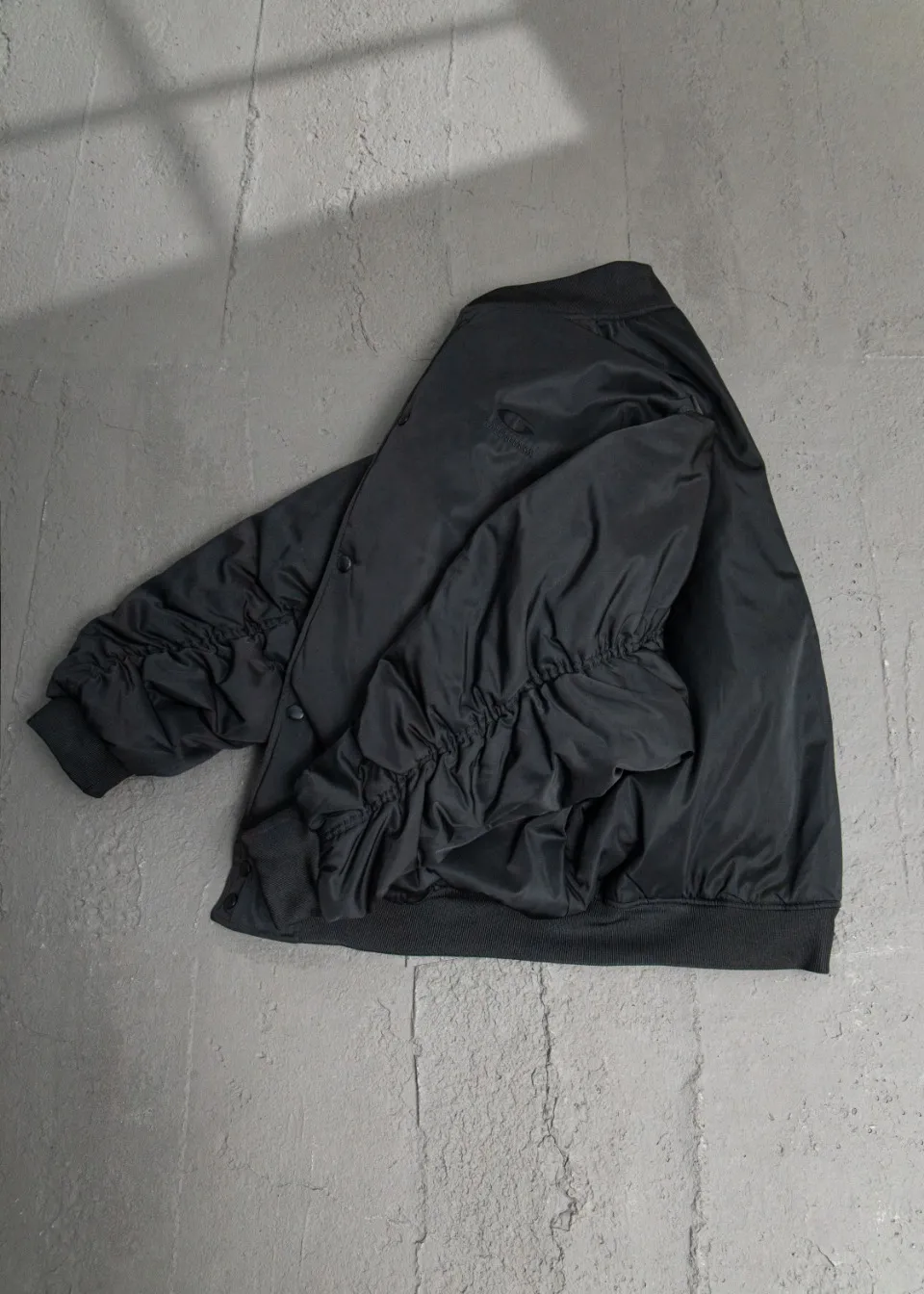 💰600 [Highest Version] Balenciaga / Balenciaga BLCG 24FW half-ring logo embroidered baseball flight cotton jacket Correct version Customized nylon 100% matte nylon fabric 50D memory lining inside 800g composite pearl quilting added to the inside Pilot's classic Alpha Air Force jacket design 3D three-dimensional tailoring process High-density embroidery using Tajima embroidery machine Up to 100,000 needle embroidery Inner bag design on the inside of the clothes, molded custom brand logo snap button, original main mark, washed tag brand packaging, color: black, size: 46/48/50/52, size chart: length, bust, shoulder width Note: There is a difference of 1~2CM due to manual measurement.