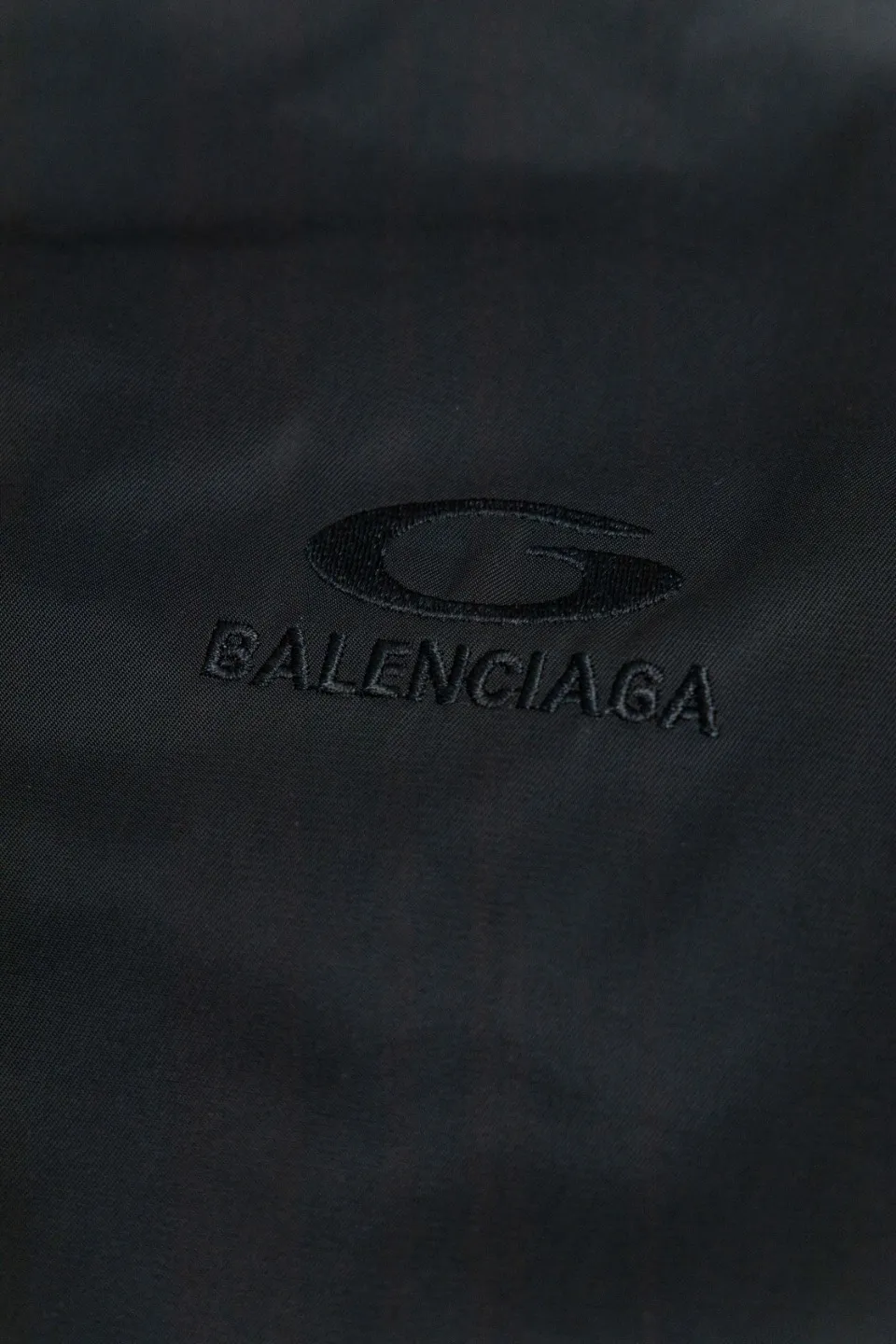 💰600 [Highest Version] Balenciaga / Balenciaga BLCG 24FW half-ring logo embroidered baseball flight cotton jacket Correct version Customized nylon 100% matte nylon fabric 50D memory lining inside 800g composite pearl quilting added to the inside Pilot's classic Alpha Air Force jacket design 3D three-dimensional tailoring process High-density embroidery using Tajima embroidery machine Up to 100,000 needle embroidery Inner bag design on the inside of the clothes, molded custom brand logo snap button, original main mark, washed tag brand packaging, color: black, size: 46/48/50/52, size chart: length, bust, shoulder width Note: There is a difference of 1~2CM due to manual measurement.