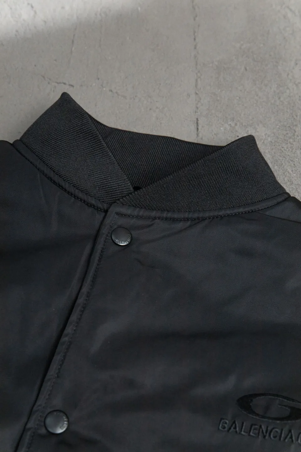💰600 [Highest Version] Balenciaga / Balenciaga BLCG 24FW half-ring logo embroidered baseball flight cotton jacket Correct version Customized nylon 100% matte nylon fabric 50D memory lining inside 800g composite pearl quilting added to the inside Pilot's classic Alpha Air Force jacket design 3D three-dimensional tailoring process High-density embroidery using Tajima embroidery machine Up to 100,000 needle embroidery Inner bag design on the inside of the clothes, molded custom brand logo snap button, original main mark, washed tag brand packaging, color: black, size: 46/48/50/52, size chart: length, bust, shoulder width Note: There is a difference of 1~2CM due to manual measurement.