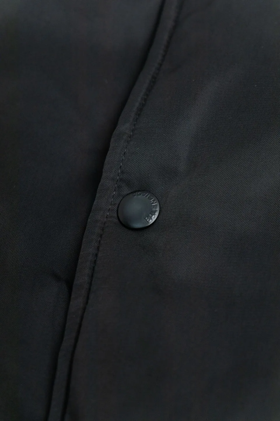 💰600 [Highest Version] Balenciaga / Balenciaga BLCG 24FW half-ring logo embroidered baseball flight cotton jacket Correct version Customized nylon 100% matte nylon fabric 50D memory lining inside 800g composite pearl quilting added to the inside Pilot's classic Alpha Air Force jacket design 3D three-dimensional tailoring process High-density embroidery using Tajima embroidery machine Up to 100,000 needle embroidery Inner bag design on the inside of the clothes, molded custom brand logo snap button, original main mark, washed tag brand packaging, color: black, size: 46/48/50/52, size chart: length, bust, shoulder width Note: There is a difference of 1~2CM due to manual measurement.