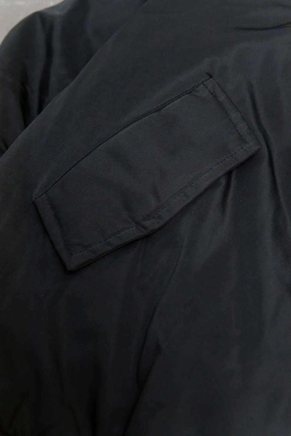 💰600 [Highest Version] Balenciaga / Balenciaga BLCG 24FW half-ring logo embroidered baseball flight cotton jacket Correct version Customized nylon 100% matte nylon fabric 50D memory lining inside 800g composite pearl quilting added to the inside Pilot's classic Alpha Air Force jacket design 3D three-dimensional tailoring process High-density embroidery using Tajima embroidery machine Up to 100,000 needle embroidery Inner bag design on the inside of the clothes, molded custom brand logo snap button, original main mark, washed tag brand packaging, color: black, size: 46/48/50/52, size chart: length, bust, shoulder width Note: There is a difference of 1~2CM due to manual measurement.