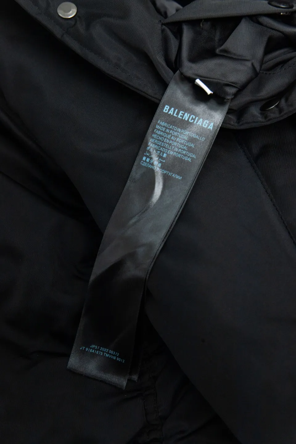 💰600 [Highest Version] Balenciaga / Balenciaga BLCG 24FW half-ring logo embroidered baseball flight cotton jacket Correct version Customized nylon 100% matte nylon fabric 50D memory lining inside 800g composite pearl quilting added to the inside Pilot's classic Alpha Air Force jacket design 3D three-dimensional tailoring process High-density embroidery using Tajima embroidery machine Up to 100,000 needle embroidery Inner bag design on the inside of the clothes, molded custom brand logo snap button, original main mark, washed tag brand packaging, color: black, size: 46/48/50/52, size chart: length, bust, shoulder width Note: There is a difference of 1~2CM due to manual measurement.