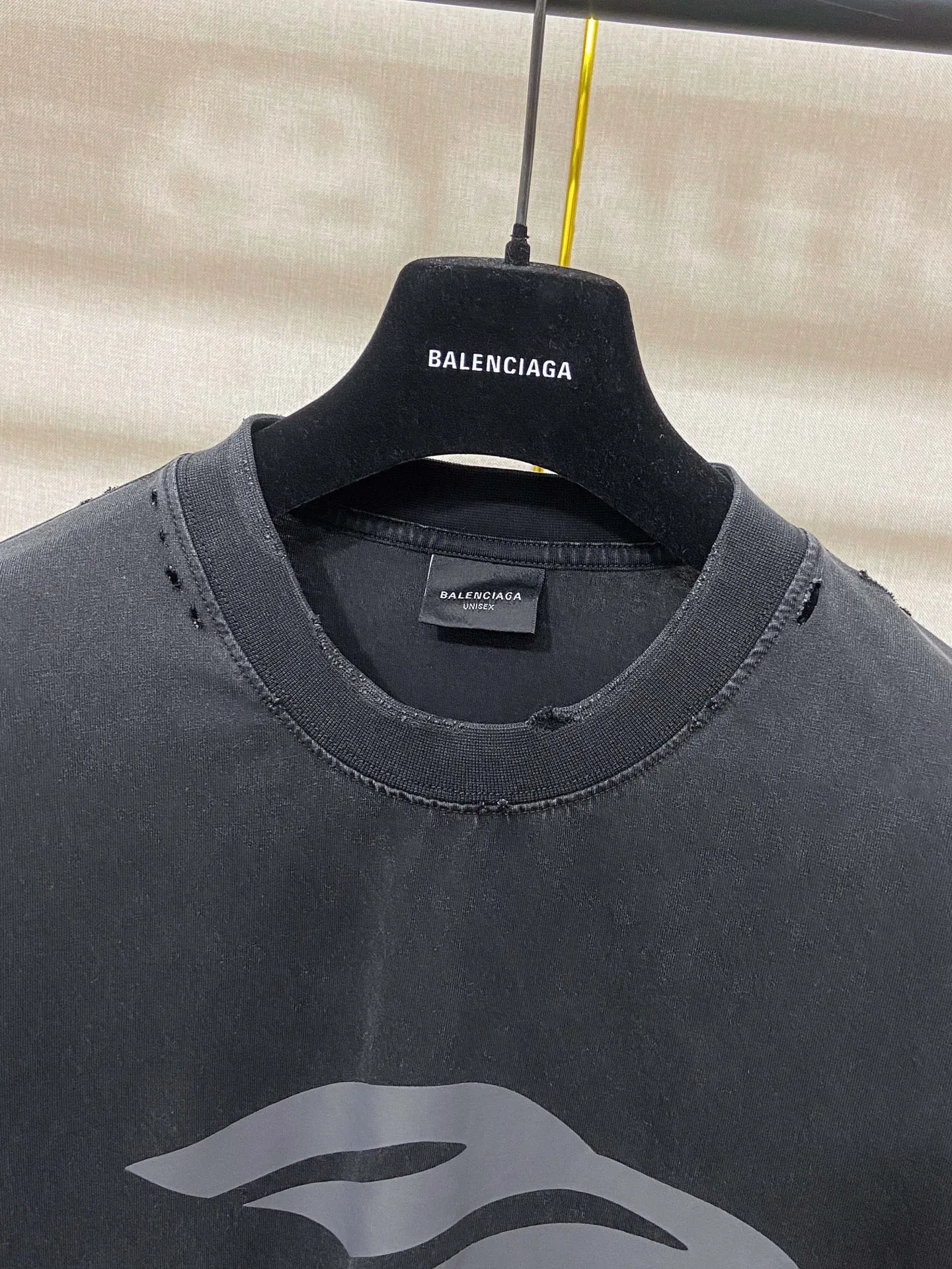🅿️180 9186# Real photos Top version [[BALENCIA*GA] official website quality Paris new 3M artistic letter LOGO printed short-sleeved T-shirt OS version Loose dropped shoulders Unisex style Fabric: 260g 100% pure cotton double yarn Process: Front printing Garment wash Frayed Distressed Styling Solid color Color: Washed black off-white Size: XS S M L