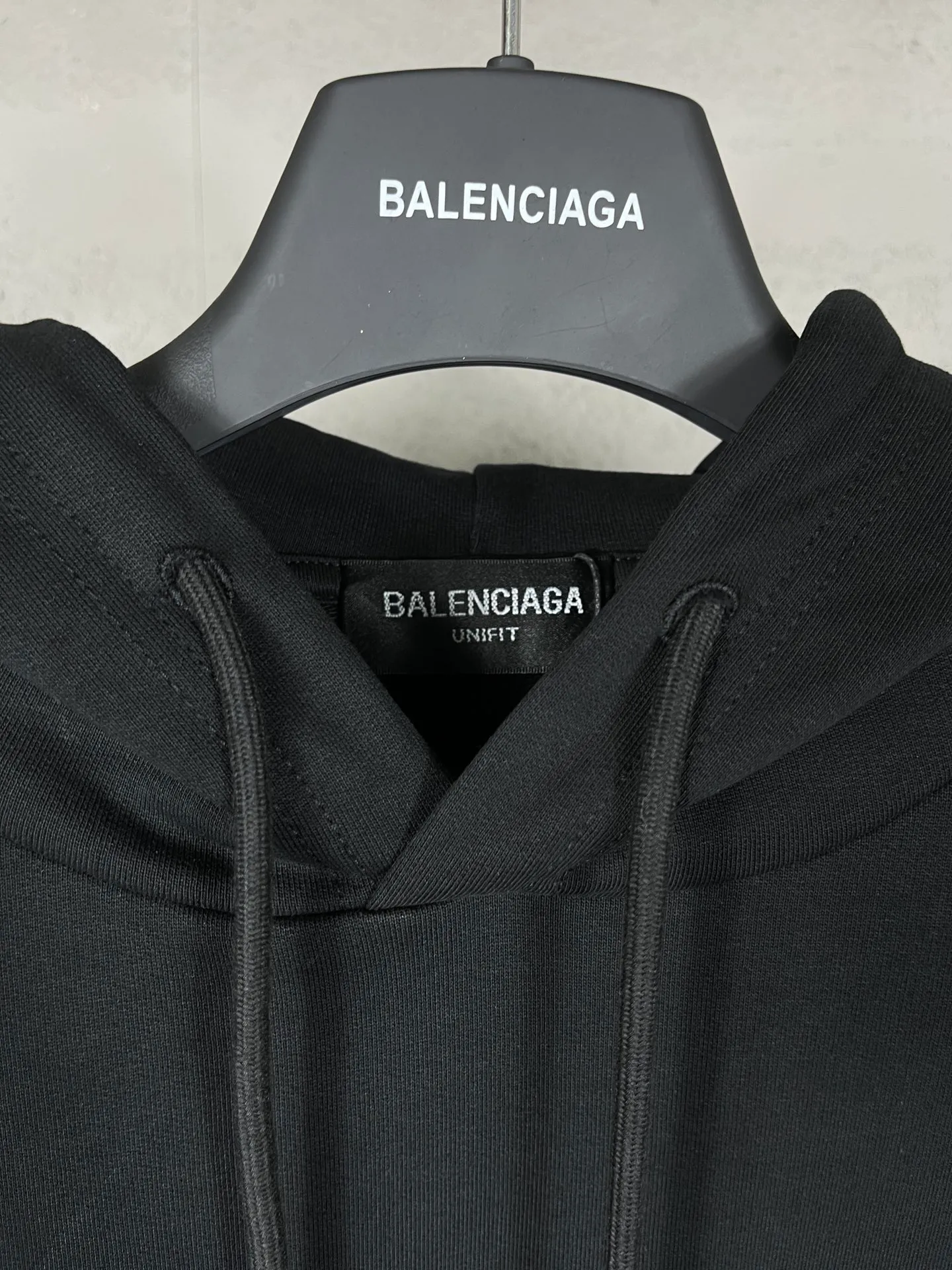 🅿️290 real photos [Top version. Official website quality] BALENCI*GA/Paris#Classic style. Classic letter printed hooded sweatshirt on the front and back. Brick cabinet synchronized. Welcome to compare! The fabric is made of Paris ZP custom-woven and dyed cotton terry sweatshirt. The weight is 450 grams. The cloth surface is clean. The cloth pattern is clear, soft and comfortable. The threads are dyed with no color difference. The classic pattern is printed with environmentally friendly imported materials, precision printing screen, the letters are clear, the effect is three-dimensional, and the brick cabinet is restored. The version adopts OS loose shoulder design. Same style for men and women. Coding: BL238026 Color: black, beige, blue Size: XS S M L