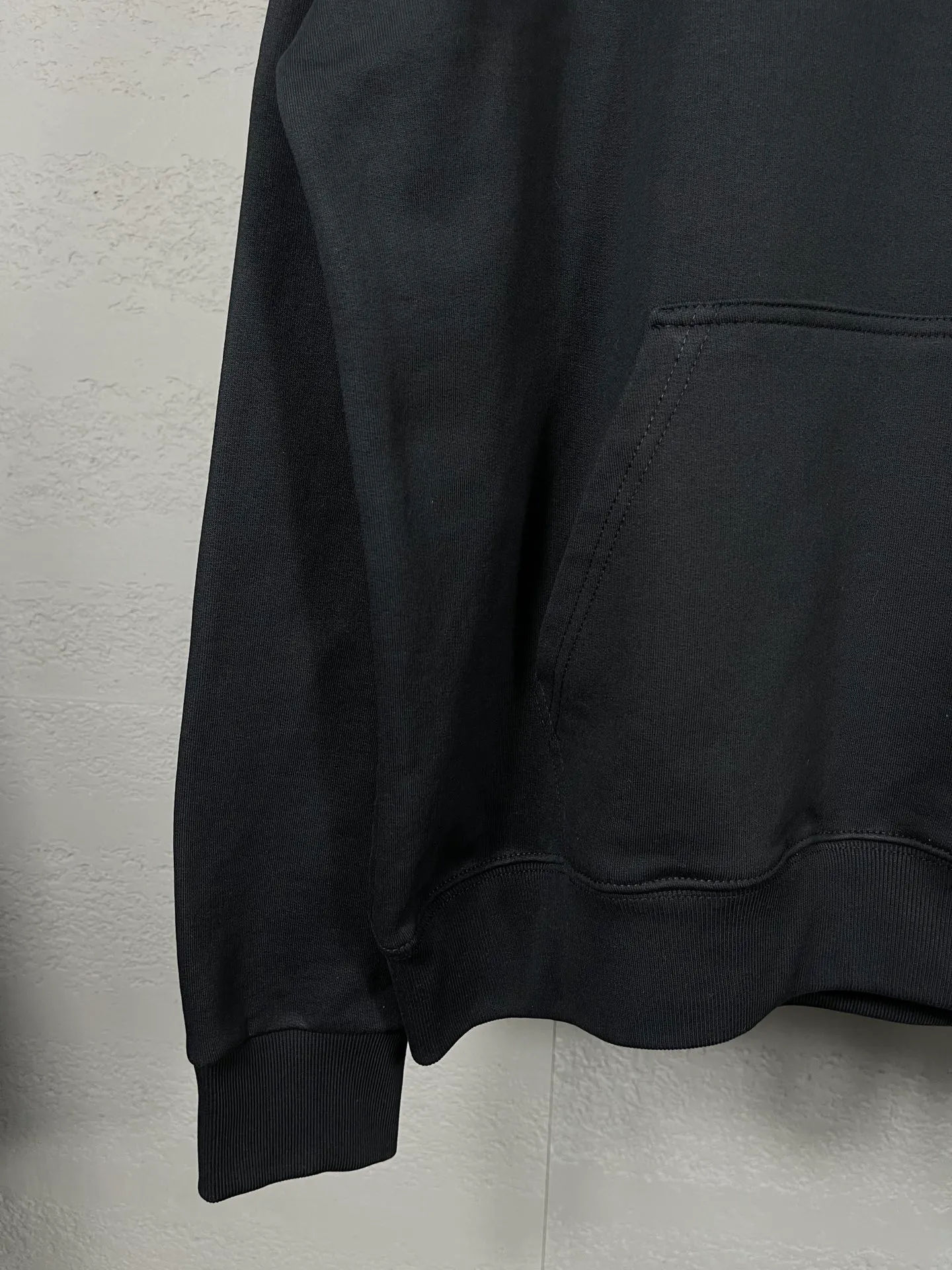 🅿️290 real photos [Top version. Official website quality] BALENCI*GA/Paris#Classic style. Classic letter printed hooded sweatshirt on the front and back. Brick cabinet synchronized. Welcome to compare! The fabric is made of Paris ZP custom-woven and dyed cotton terry sweatshirt. The weight is 450 grams. The cloth surface is clean. The cloth pattern is clear, soft and comfortable. The threads are dyed with no color difference. The classic pattern is printed with environmentally friendly imported materials, precision printing screen, the letters are clear, the effect is three-dimensional, and the brick cabinet is restored. The version adopts OS loose shoulder design. Same style for men and women. Coding: BL238026 Color: black, beige, blue Size: XS S M L