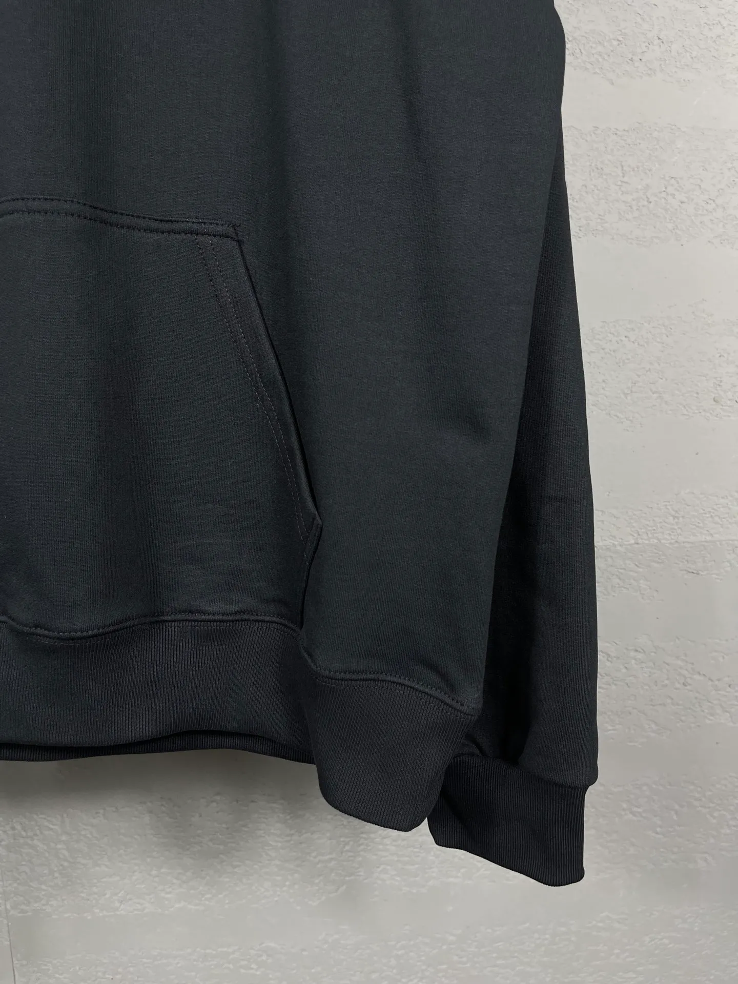 🅿️290 real photos [Top version. Official website quality] BALENCI*GA/Paris#Classic style. Classic letter printed hooded sweatshirt on the front and back. Brick cabinet synchronized. Welcome to compare! The fabric is made of Paris ZP custom-woven and dyed cotton terry sweatshirt. The weight is 450 grams. The cloth surface is clean. The cloth pattern is clear, soft and comfortable. The threads are dyed with no color difference. The classic pattern is printed with environmentally friendly imported materials, precision printing screen, the letters are clear, the effect is three-dimensional, and the brick cabinet is restored. The version adopts OS loose shoulder design. Same style for men and women. Coding: BL238026 Color: black, beige, blue Size: XS S M L
