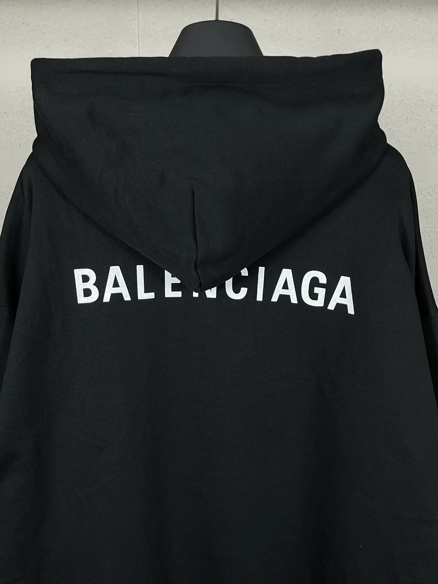 🅿️290 real photos [Top version. Official website quality] BALENCI*GA/Paris#Classic style. Classic letter printed hooded sweatshirt on the front and back. Brick cabinet synchronized. Welcome to compare! The fabric is made of Paris ZP custom-woven and dyed cotton terry sweatshirt. The weight is 450 grams. The cloth surface is clean. The cloth pattern is clear, soft and comfortable. The threads are dyed with no color difference. The classic pattern is printed with environmentally friendly imported materials, precision printing screen, the letters are clear, the effect is three-dimensional, and the brick cabinet is restored. The version adopts OS loose shoulder design. Same style for men and women. Coding: BL238026 Color: black, beige, blue Size: XS S M L