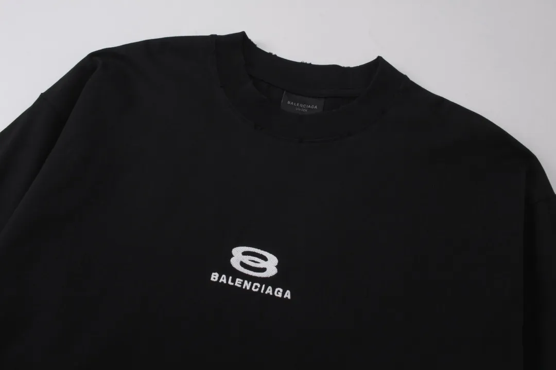 🅿️210 real photos [Top version. Official website quality] BALENCI*GA/Paris BALENCI*GA# New model, double-ring LOGO classic embroidery, water-worn and damaged old long-sleeved T-shirt. Brick cabinet synchronization. Welcome to compare. The fabric is made of Paris ZP custom-woven and dyed 100% cotton double-yarn compact cotton. The weight is 260 grams. The cloth surface is clean. The cloth pattern is clear. It is soft and comfortable. It has good color fastness and is not easy to change color. The threads are woven and dyed with no color difference. The embroidery is done using Tajima embroidery machine, the letters are three-dimensional, the garments are washed, worn and worn, and the goods are made according to the pictures in the Jubie market. Comparisons welcome. Restore brick cabinet. The version adopts OS loose shoulder style. Same style for men and women. Code: BL225057 Color: Black Size: XS S M L