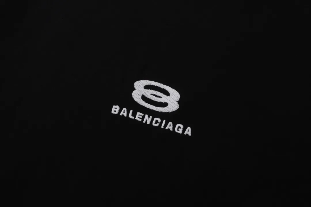 🅿️210 real photos [Top version. Official website quality] BALENCI*GA/Paris BALENCI*GA# New model, double-ring LOGO classic embroidery, water-worn and damaged old long-sleeved T-shirt. Brick cabinet synchronization. Welcome to compare. The fabric is made of Paris ZP custom-woven and dyed 100% cotton double-yarn compact cotton. The weight is 260 grams. The cloth surface is clean. The cloth pattern is clear. It is soft and comfortable. It has good color fastness and is not easy to change color. The threads are woven and dyed with no color difference. The embroidery is done using Tajima embroidery machine, the letters are three-dimensional, the garments are washed, worn and worn, and the goods are made according to the pictures in the Jubie market. Comparisons welcome. Restore brick cabinet. The version adopts OS loose shoulder style. Same style for men and women. Code: BL225057 Color: Black Size: XS S M L