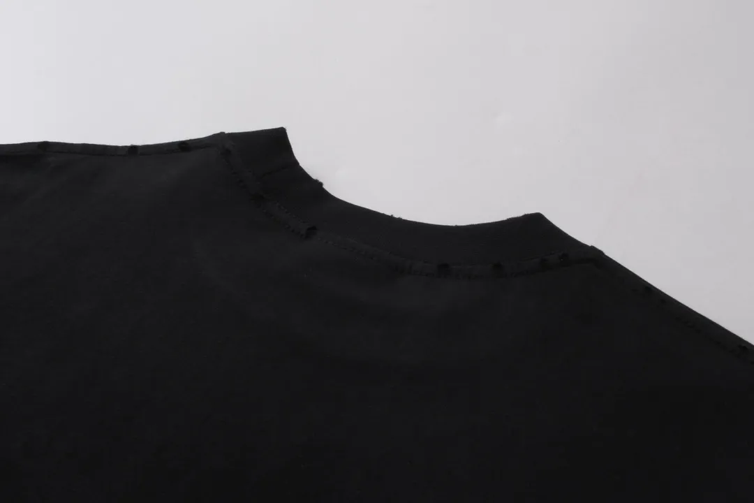 🅿️210 real photos [Top version. Official website quality] BALENCI*GA/Paris BALENCI*GA# New model, double-ring LOGO classic embroidery, water-worn and damaged old long-sleeved T-shirt. Brick cabinet synchronization. Welcome to compare. The fabric is made of Paris ZP custom-woven and dyed 100% cotton double-yarn compact cotton. The weight is 260 grams. The cloth surface is clean. The cloth pattern is clear. It is soft and comfortable. It has good color fastness and is not easy to change color. The threads are woven and dyed with no color difference. The embroidery is done using Tajima embroidery machine, the letters are three-dimensional, the garments are washed, worn and worn, and the goods are made according to the pictures in the Jubie market. Comparisons welcome. Restore brick cabinet. The version adopts OS loose shoulder style. Same style for men and women. Code: BL225057 Color: Black Size: XS S M L