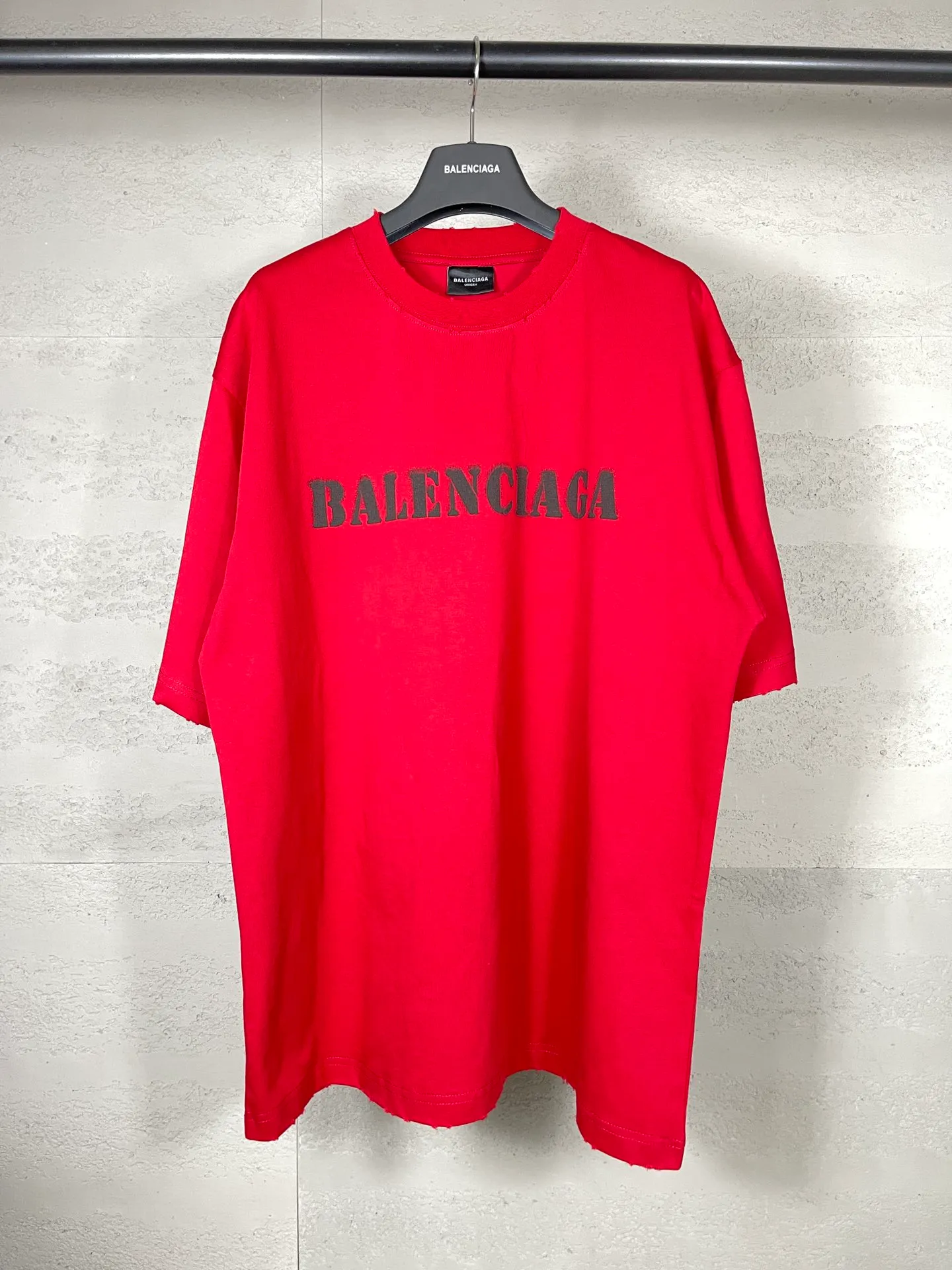 🅿️176 Actual pictures [Top version. Official website quality] BALENCI*GA/Paris. 2024 new letter LOGO printed short-sleeved T-shirt. Brick cabinets are synchronized. Genuine products are developed at the first time, and you can print and compare! The fabric is made of Paris ZP custom-woven and dyed cotton double yarn. Weighing 260 grams, the cloth surface is clean. The cloth pattern is clear, soft and comfortable. The threads are dyed with no color difference. The classic LOGO is printed with environmentally friendly imported materials and dot direct printing technology, with a three-dimensional effect. Restored brick cabinet. Ready-made clothes are worn and distressed, different market currency, welcome to compare, the version adopts OS loose shoulder version. Same style for men and women Coding: BL233315 Color: gray blue, off-white, red Size: XS to L