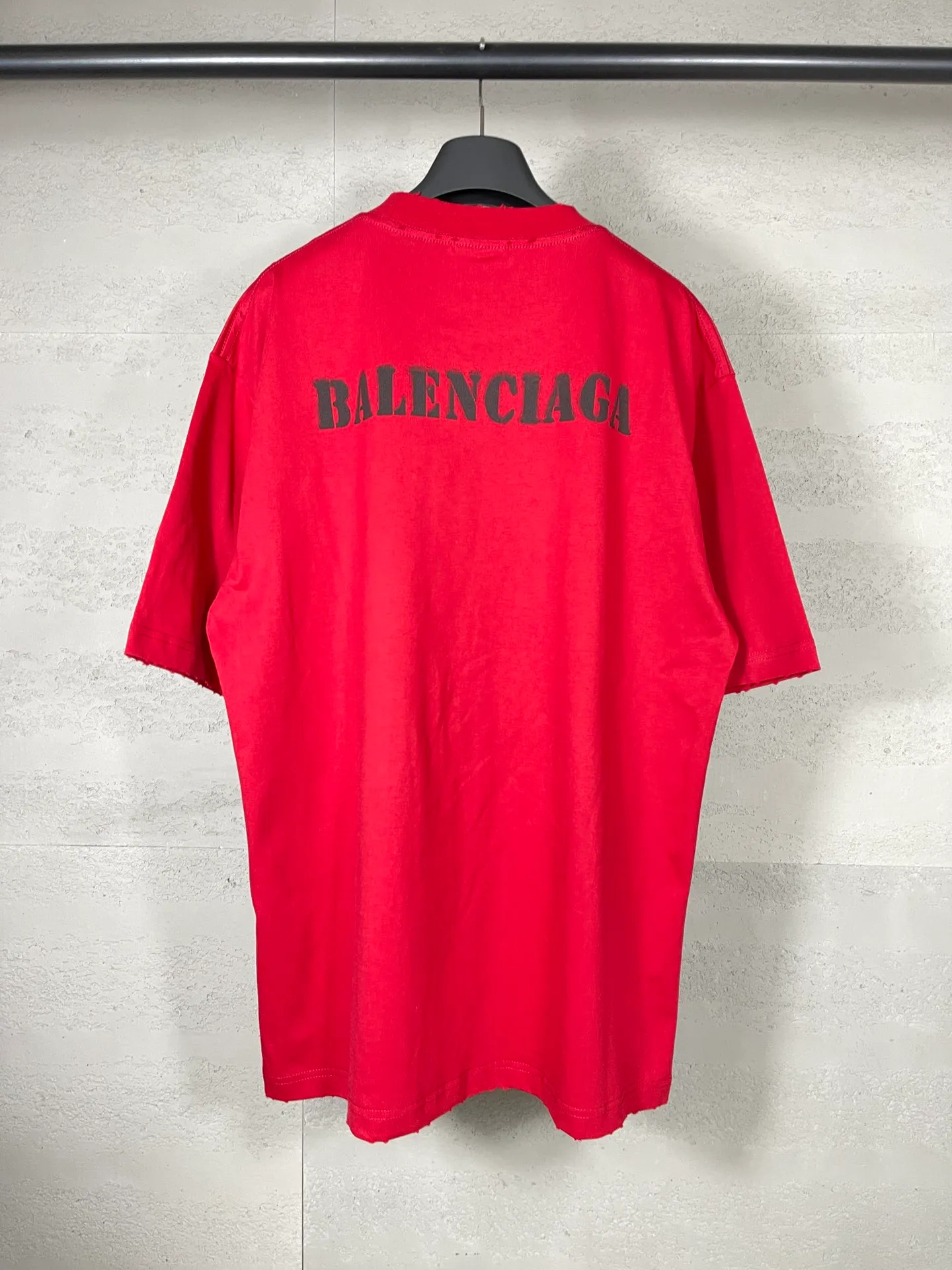 🅿️176 Actual pictures [Top version. Official website quality] BALENCI*GA/Paris. 2024 new letter LOGO printed short-sleeved T-shirt. Brick cabinets are synchronized. Genuine products are developed at the first time, and you can print and compare! The fabric is made of Paris ZP custom-woven and dyed cotton double yarn. Weighing 260 grams, the cloth surface is clean. The cloth pattern is clear, soft and comfortable. The threads are dyed with no color difference. The classic LOGO is printed with environmentally friendly imported materials and dot direct printing technology, with a three-dimensional effect. Restored brick cabinet. Ready-made clothes are worn and distressed, different market currency, welcome to compare, the version adopts OS loose shoulder version. Same style for men and women Coding: BL233315 Color: gray blue, off-white, red Size: XS to L