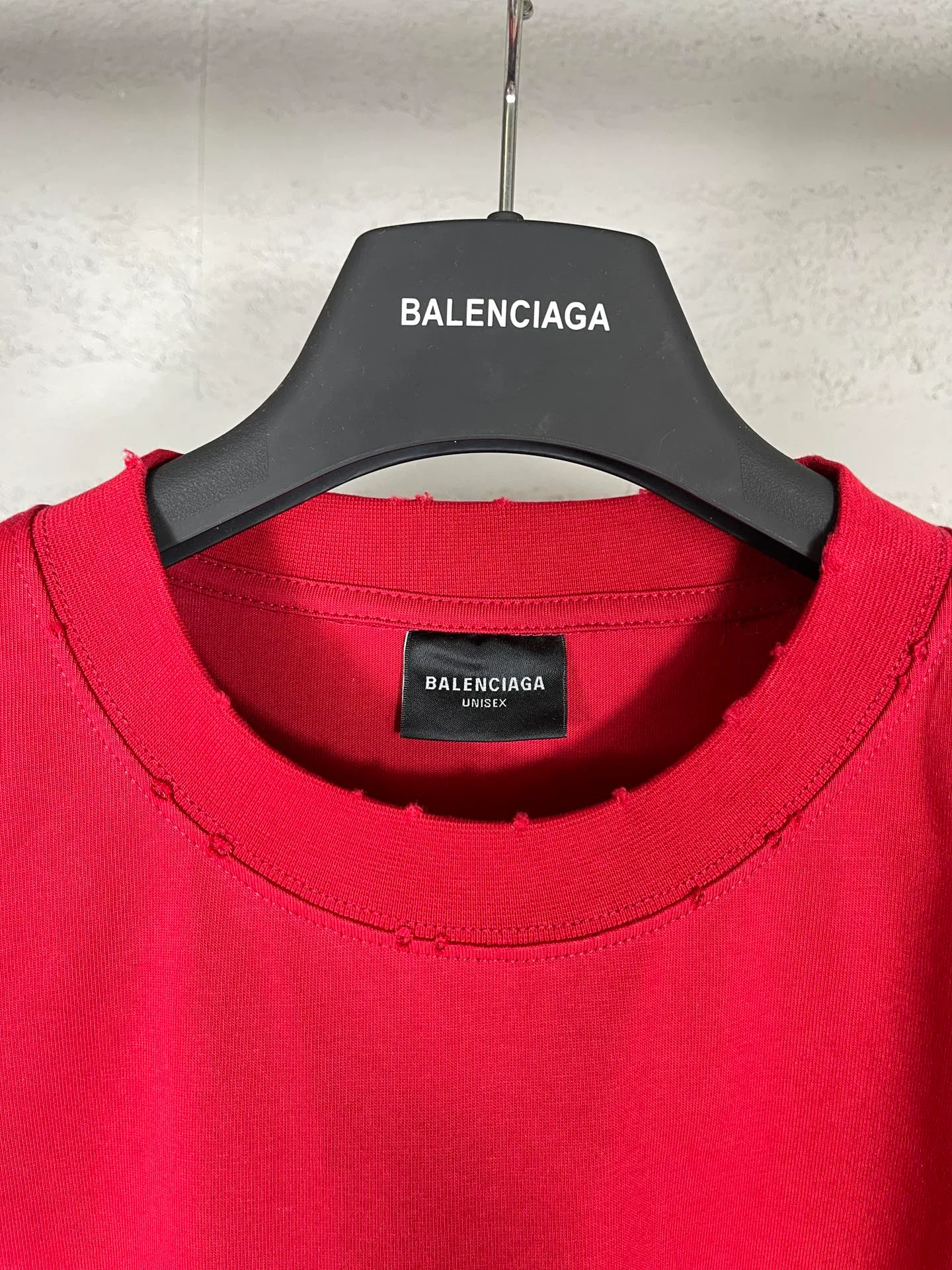 🅿️176 Actual pictures [Top version. Official website quality] BALENCI*GA/Paris. 2024 new letter LOGO printed short-sleeved T-shirt. Brick cabinets are synchronized. Genuine products are developed at the first time, and you can print and compare! The fabric is made of Paris ZP custom-woven and dyed cotton double yarn. Weighing 260 grams, the cloth surface is clean. The cloth pattern is clear, soft and comfortable. The threads are dyed with no color difference. The classic LOGO is printed with environmentally friendly imported materials and dot direct printing technology, with a three-dimensional effect. Restored brick cabinet. Ready-made clothes are worn and distressed, different market currency, welcome to compare, the version adopts OS loose shoulder version. Same style for men and women Coding: BL233315 Color: gray blue, off-white, red Size: XS to L