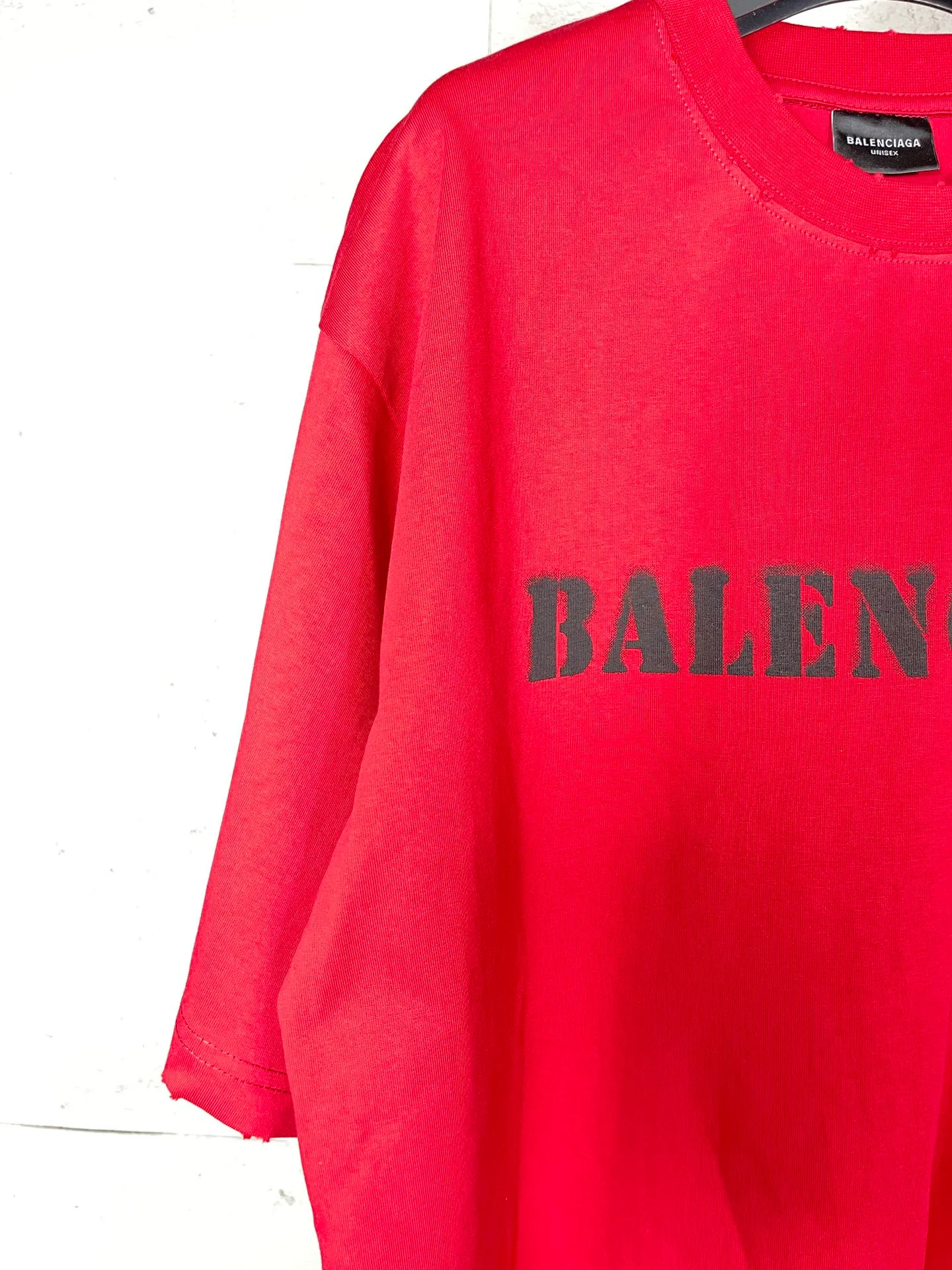 🅿️176 Actual pictures [Top version. Official website quality] BALENCI*GA/Paris. 2024 new letter LOGO printed short-sleeved T-shirt. Brick cabinets are synchronized. Genuine products are developed at the first time, and you can print and compare! The fabric is made of Paris ZP custom-woven and dyed cotton double yarn. Weighing 260 grams, the cloth surface is clean. The cloth pattern is clear, soft and comfortable. The threads are dyed with no color difference. The classic LOGO is printed with environmentally friendly imported materials and dot direct printing technology, with a three-dimensional effect. Restored brick cabinet. Ready-made clothes are worn and distressed, different market currency, welcome to compare, the version adopts OS loose shoulder version. Same style for men and women Coding: BL233315 Color: gray blue, off-white, red Size: XS to L