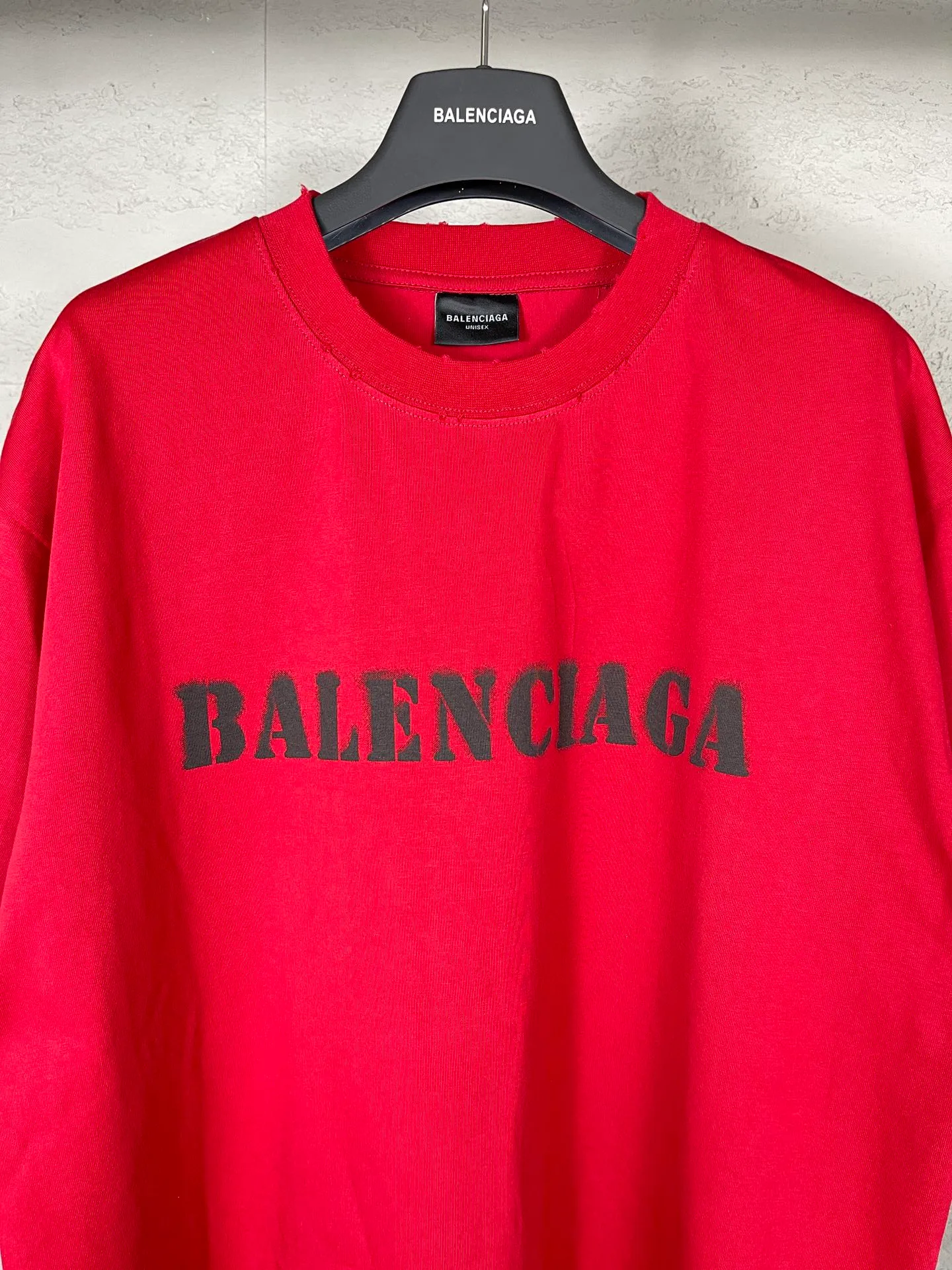 🅿️176 Actual pictures [Top version. Official website quality] BALENCI*GA/Paris. 2024 new letter LOGO printed short-sleeved T-shirt. Brick cabinets are synchronized. Genuine products are developed at the first time, and you can print and compare! The fabric is made of Paris ZP custom-woven and dyed cotton double yarn. Weighing 260 grams, the cloth surface is clean. The cloth pattern is clear, soft and comfortable. The threads are dyed with no color difference. The classic LOGO is printed with environmentally friendly imported materials and dot direct printing technology, with a three-dimensional effect. Restored brick cabinet. Ready-made clothes are worn and distressed, different market currency, welcome to compare, the version adopts OS loose shoulder version. Same style for men and women Coding: BL233315 Color: gray blue, off-white, red Size: XS to L