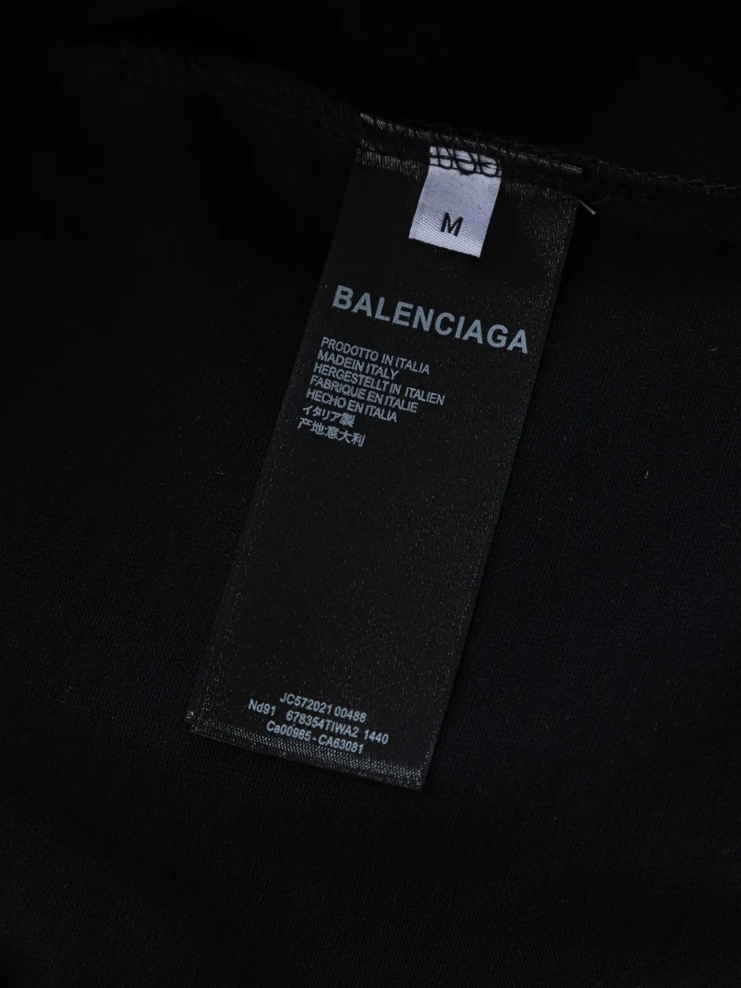 🅿️190 Balenciaga Double BB Slightly wide version S-XL 26ss New Year catwalk hot sale 🔥 New style co-branded Luxury Scrlpt chest patch 🪡 Embroidered logo short-sleeved T-shirt is full of retro flavor. Every new product in Paris is bound to set off a wave of fashion. This one is no exception..🙈🙈Both men and women are super handsome! The os version is not picky at all, and the high-quality products are rare and sold in limited quantities. Balenciaga's new Be different round neck short-sleeved, basic style casual T-shirt, the overall design is simple and fashionable, very elegant and clean. Made of 100% pure cotton fabric, the upper body is soft and comfortable. The details are just right, not exaggerated, and have a sense of design. This T-shirt is a couple style that can be worn by both men and women. It is fashionable, versatile and easy to wear! Color: Black White Size: S MLXL Size chart: S: Shoulder width 45.5 - Bust 52 - Clothing length 70 M: Shoulder width 47 - Bust 54 - Clothing length 72 L: Shoulder width 48.5 - Bust 56 - Clothing length 74 XL: Shoulder width 50 - Bust 58 - Clothing length 76
