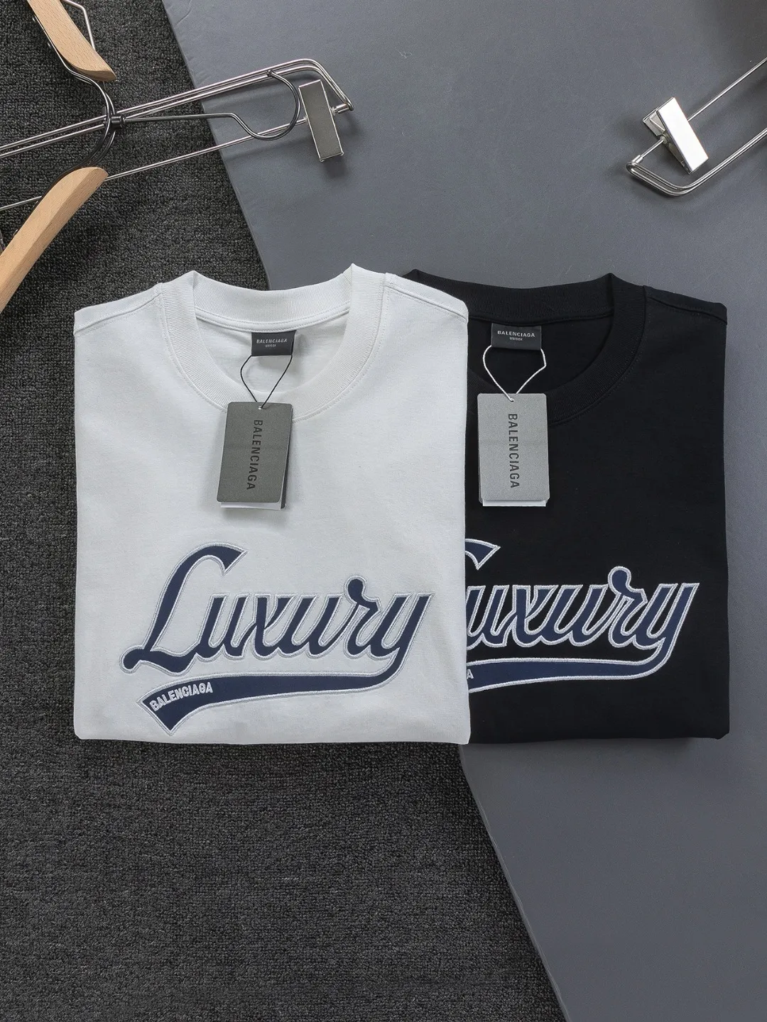 🅿️190 Balenciaga Double BB Slightly wide version S-XL 26ss New Year catwalk hot sale 🔥 New style co-branded Luxury Scrlpt chest patch 🪡 Embroidered logo short-sleeved T-shirt is full of retro flavor. Every new product in Paris is bound to set off a wave of fashion. This one is no exception..🙈🙈Both men and women are super handsome! The os version is not picky at all, and the high-quality products are rare and sold in limited quantities. Balenciaga's new Be different round neck short-sleeved, basic style casual T-shirt, the overall design is simple and fashionable, very elegant and clean. Made of 100% pure cotton fabric, the upper body is soft and comfortable. The details are just right, not exaggerated, and have a sense of design. This T-shirt is a couple style that can be worn by both men and women. It is fashionable, versatile and easy to wear! Color: Black White Size: S MLXL Size chart: S: Shoulder width 45.5 - Bust 52 - Clothing length 70 M: Shoulder width 47 - Bust 54 - Clothing length 72 L: Shoulder width 48.5 - Bust 56 - Clothing length 74 XL: Shoulder width 50 - Bust 58 - Clothing length 76