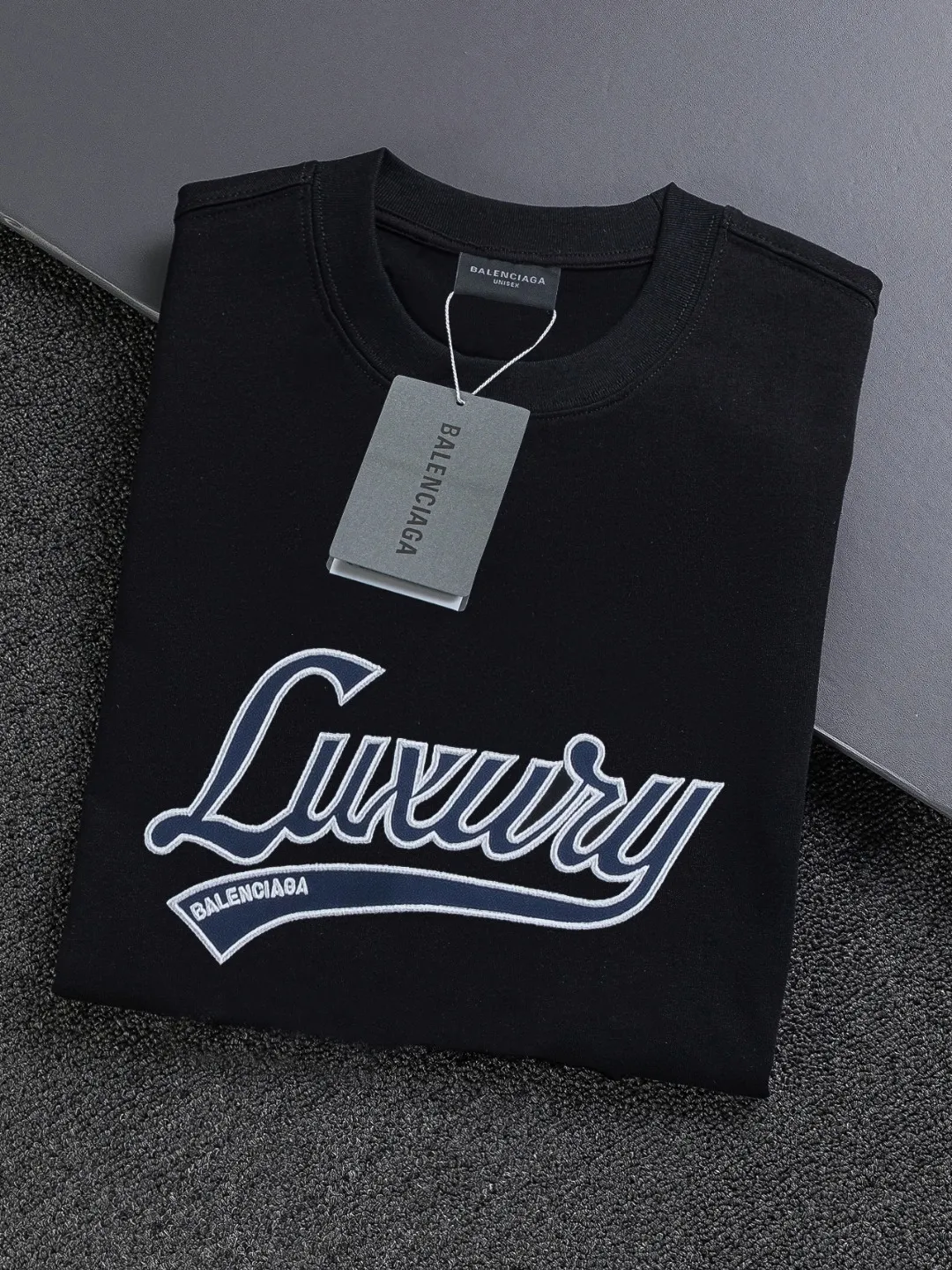 🅿️190 Balenciaga Double BB Slightly wide version S-XL 26ss New Year catwalk hot sale 🔥 New style co-branded Luxury Scrlpt chest patch 🪡 Embroidered logo short-sleeved T-shirt is full of retro flavor. Every new product in Paris is bound to set off a wave of fashion. This one is no exception..🙈🙈Both men and women are super handsome! The os version is not picky at all, and the high-quality products are rare and sold in limited quantities. Balenciaga's new Be different round neck short-sleeved, basic style casual T-shirt, the overall design is simple and fashionable, very elegant and clean. Made of 100% pure cotton fabric, the upper body is soft and comfortable. The details are just right, not exaggerated, and have a sense of design. This T-shirt is a couple style that can be worn by both men and women. It is fashionable, versatile and easy to wear! Color: Black White Size: S MLXL Size chart: S: Shoulder width 45.5 - Bust 52 - Clothing length 70 M: Shoulder width 47 - Bust 54 - Clothing length 72 L: Shoulder width 48.5 - Bust 56 - Clothing length 74 XL: Shoulder width 50 - Bust 58 - Clothing length 76