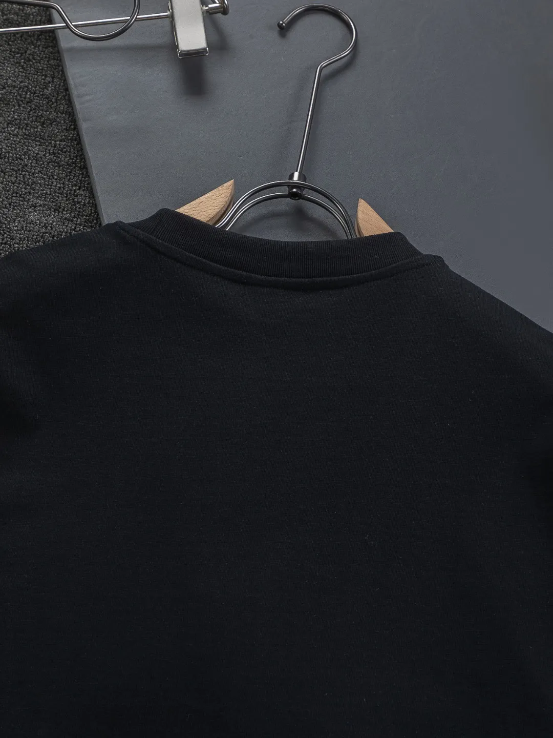 🅿️190 Balenciaga Double BB Slightly wide version S-XL 26ss New Year catwalk hot sale 🔥 New style co-branded Luxury Scrlpt chest patch 🪡 Embroidered logo short-sleeved T-shirt is full of retro flavor. Every new product in Paris is bound to set off a wave of fashion. This one is no exception..🙈🙈Both men and women are super handsome! The os version is not picky at all, and the high-quality products are rare and sold in limited quantities. Balenciaga's new Be different round neck short-sleeved, basic style casual T-shirt, the overall design is simple and fashionable, very elegant and clean. Made of 100% pure cotton fabric, the upper body is soft and comfortable. The details are just right, not exaggerated, and have a sense of design. This T-shirt is a couple style that can be worn by both men and women. It is fashionable, versatile and easy to wear! Color: Black White Size: S MLXL Size chart: S: Shoulder width 45.5 - Bust 52 - Clothing length 70 M: Shoulder width 47 - Bust 54 - Clothing length 72 L: Shoulder width 48.5 - Bust 56 - Clothing length 74 XL: Shoulder width 50 - Bust 58 - Clothing length 76