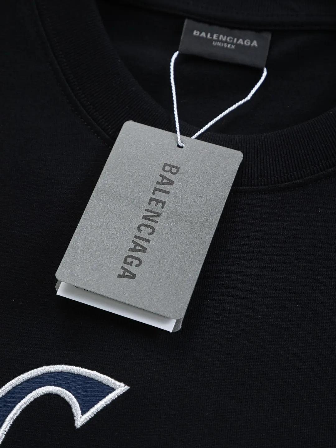 🅿️190 Balenciaga Double BB Slightly wide version S-XL 26ss New Year catwalk hot sale 🔥 New style co-branded Luxury Scrlpt chest patch 🪡 Embroidered logo short-sleeved T-shirt is full of retro flavor. Every new product in Paris is bound to set off a wave of fashion. This one is no exception..🙈🙈Both men and women are super handsome! The os version is not picky at all, and the high-quality products are rare and sold in limited quantities. Balenciaga's new Be different round neck short-sleeved, basic style casual T-shirt, the overall design is simple and fashionable, very elegant and clean. Made of 100% pure cotton fabric, the upper body is soft and comfortable. The details are just right, not exaggerated, and have a sense of design. This T-shirt is a couple style that can be worn by both men and women. It is fashionable, versatile and easy to wear! Color: Black White Size: S MLXL Size chart: S: Shoulder width 45.5 - Bust 52 - Clothing length 70 M: Shoulder width 47 - Bust 54 - Clothing length 72 L: Shoulder width 48.5 - Bust 56 - Clothing length 74 XL: Shoulder width 50 - Bust 58 - Clothing length 76