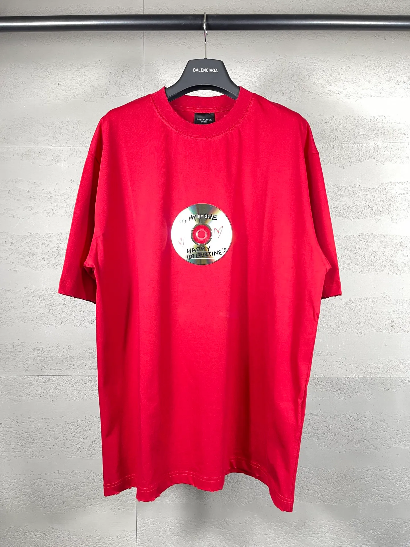 🅿️190 real photos [Top version. Official website quality] BALENCI*GA/Paris BALENCI*GA# Valentine's Day disc limited edition latest model, front disc worn and distressed short-sleeved T-shirt, brick cabinet synchronization. The fabric is made of Paris ZP custom-woven and dyed cotton double yarn. The weight is 260 grams, the cloth surface is clean, the cloth texture is clear. Soft and comfortable. The color fastness is good. It is not easy to change color. The threads are woven and dyed with no color difference. The whole dress is frayed and distressed, and the version adopts the OS loose shoulder style. Same style for men and women. Code: BL223328 Color: black. Beige. Red Size: XS to L