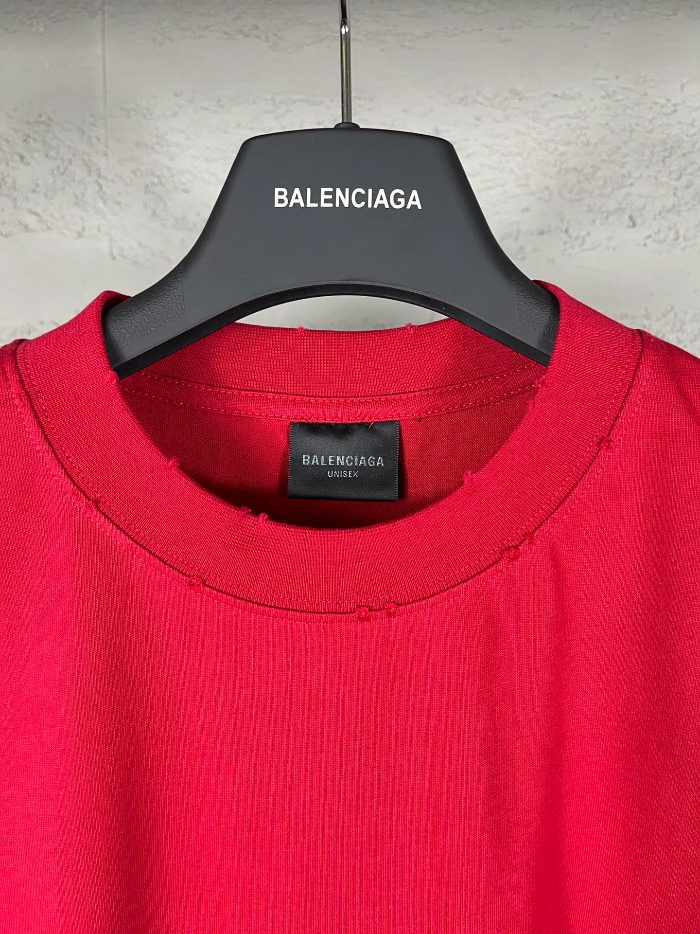 🅿️190 real photos [Top version. Official website quality] BALENCI*GA/Paris BALENCI*GA# Valentine's Day disc limited edition latest model, front disc worn and distressed short-sleeved T-shirt, brick cabinet synchronization. The fabric is made of Paris ZP custom-woven and dyed cotton double yarn. The weight is 260 grams, the cloth surface is clean, the cloth texture is clear. Soft and comfortable. The color fastness is good. It is not easy to change color. The threads are woven and dyed with no color difference. The whole dress is frayed and distressed, and the version adopts the OS loose shoulder style. Same style for men and women. Code: BL223328 Color: black. Beige. Red Size: XS to L