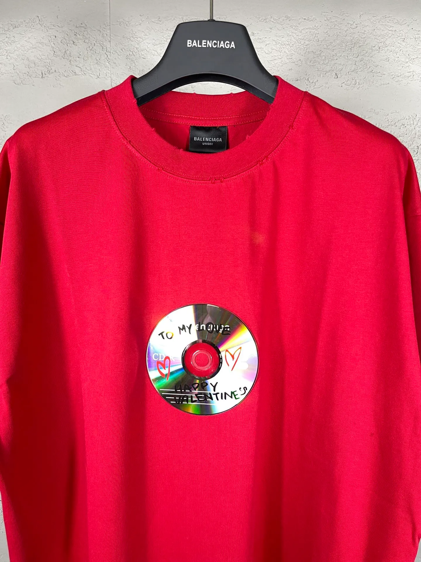 🅿️190 real photos [Top version. Official website quality] BALENCI*GA/Paris BALENCI*GA# Valentine's Day disc limited edition latest model, front disc worn and distressed short-sleeved T-shirt, brick cabinet synchronization. The fabric is made of Paris ZP custom-woven and dyed cotton double yarn. The weight is 260 grams, the cloth surface is clean, the cloth texture is clear. Soft and comfortable. The color fastness is good. It is not easy to change color. The threads are woven and dyed with no color difference. The whole dress is frayed and distressed, and the version adopts the OS loose shoulder style. Same style for men and women. Code: BL223328 Color: black. Beige. Red Size: XS to L