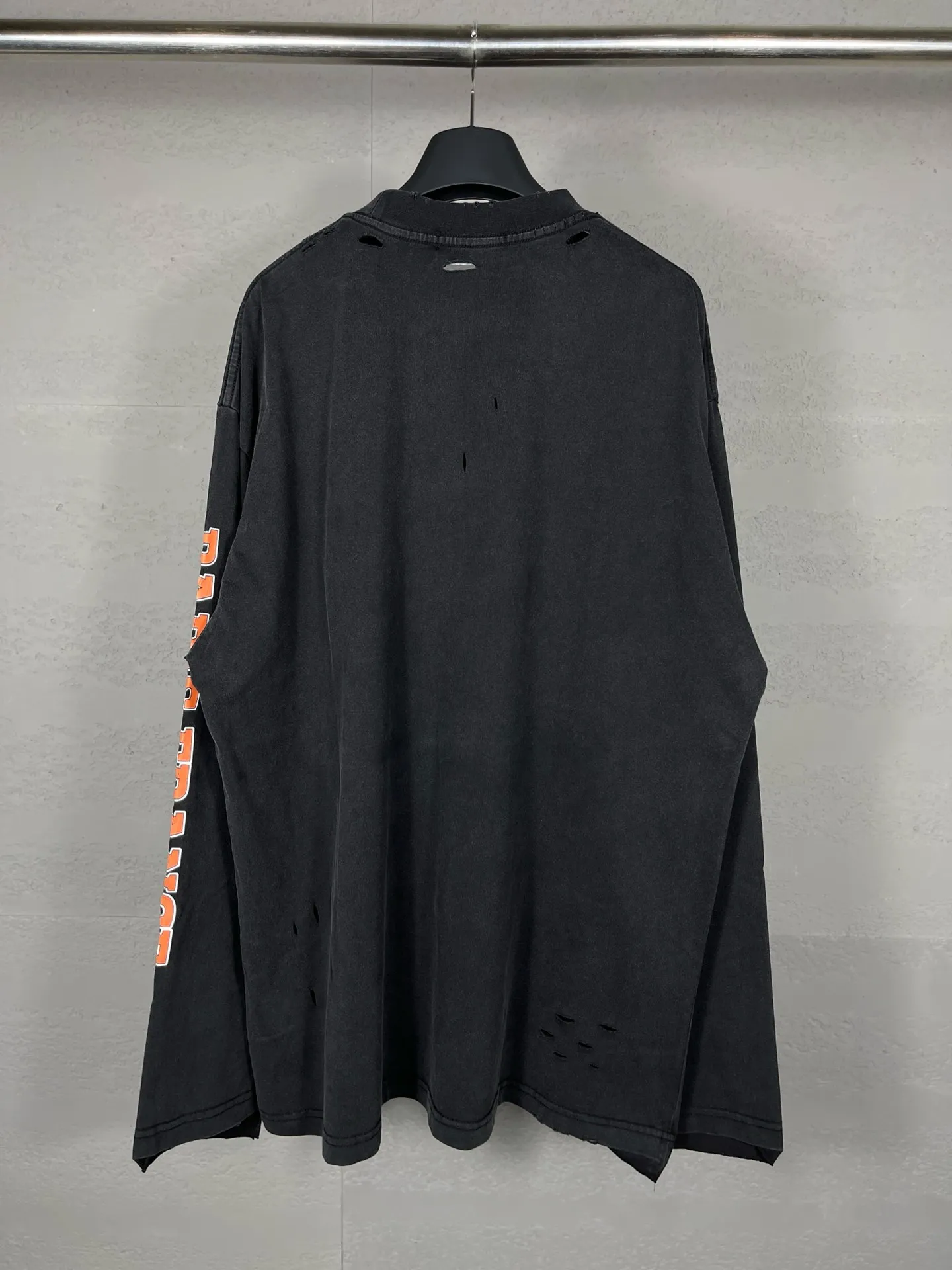 🅿️220 Actual Photos [Top version. Official website quality] BALENCI*GA/Paris. BB scissors LOGO printed ready-to-wear washed and distressed long-sleeved T-shirt. Brick cabinet synchronization. The fabric is made of Paris ZP custom-woven and dyed 100% cotton double yarn compact cotton. The weight is 260 grams, the cloth surface is clean. The cloth pattern is clear, soft and comfortable, and the thread is dyed with no color difference. The classic pattern is printed with environmentally friendly imported materials, straight cracks and cracked glue. Precision printing screen, the letters are clear and the effect is three-dimensional. Restored brick cabinet. The garments were washed and aged, and polished by many hands. Produced by super heavy craftsmanship, different market currencies, welcome to compare, the version adopts OS loose shoulder version. Same style for men and women. Code: BL225019 Color: Washed Black. Size: XS S M L