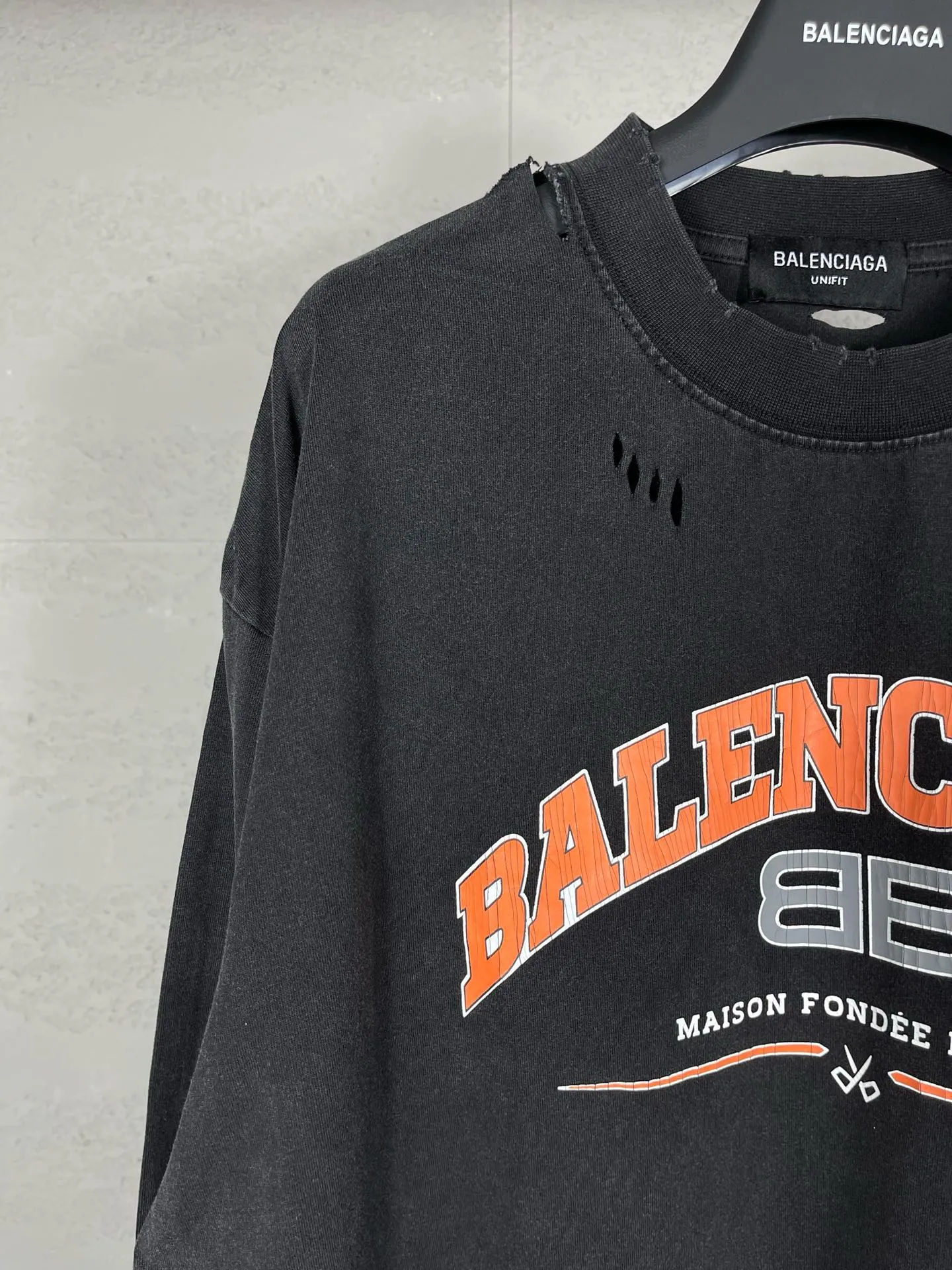 🅿️220 Actual Photos [Top version. Official website quality] BALENCI*GA/Paris. BB scissors LOGO printed ready-to-wear washed and distressed long-sleeved T-shirt. Brick cabinet synchronization. The fabric is made of Paris ZP custom-woven and dyed 100% cotton double yarn compact cotton. The weight is 260 grams, the cloth surface is clean. The cloth pattern is clear, soft and comfortable, and the thread is dyed with no color difference. The classic pattern is printed with environmentally friendly imported materials, straight cracks and cracked glue. Precision printing screen, the letters are clear and the effect is three-dimensional. Restored brick cabinet. The garments were washed and aged, and polished by many hands. Produced by super heavy craftsmanship, different market currencies, welcome to compare, the version adopts OS loose shoulder version. Same style for men and women. Code: BL225019 Color: Washed Black. Size: XS S M L