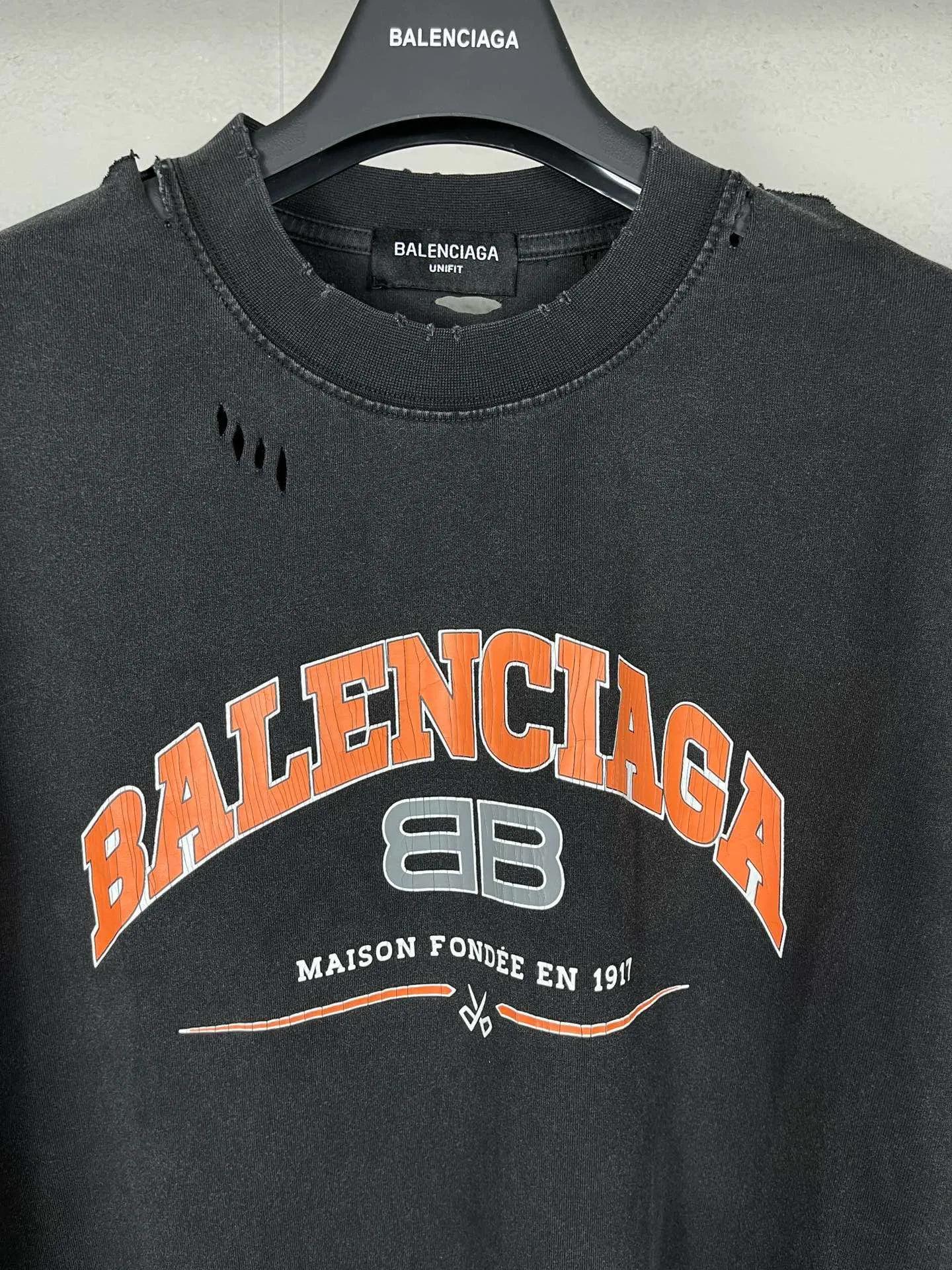 🅿️220 Actual Photos [Top version. Official website quality] BALENCI*GA/Paris. BB scissors LOGO printed ready-to-wear washed and distressed long-sleeved T-shirt. Brick cabinet synchronization. The fabric is made of Paris ZP custom-woven and dyed 100% cotton double yarn compact cotton. The weight is 260 grams, the cloth surface is clean. The cloth pattern is clear, soft and comfortable, and the thread is dyed with no color difference. The classic pattern is printed with environmentally friendly imported materials, straight cracks and cracked glue. Precision printing screen, the letters are clear and the effect is three-dimensional. Restored brick cabinet. The garments were washed and aged, and polished by many hands. Produced by super heavy craftsmanship, different market currencies, welcome to compare, the version adopts OS loose shoulder version. Same style for men and women. Code: BL225019 Color: Washed Black. Size: XS S M L