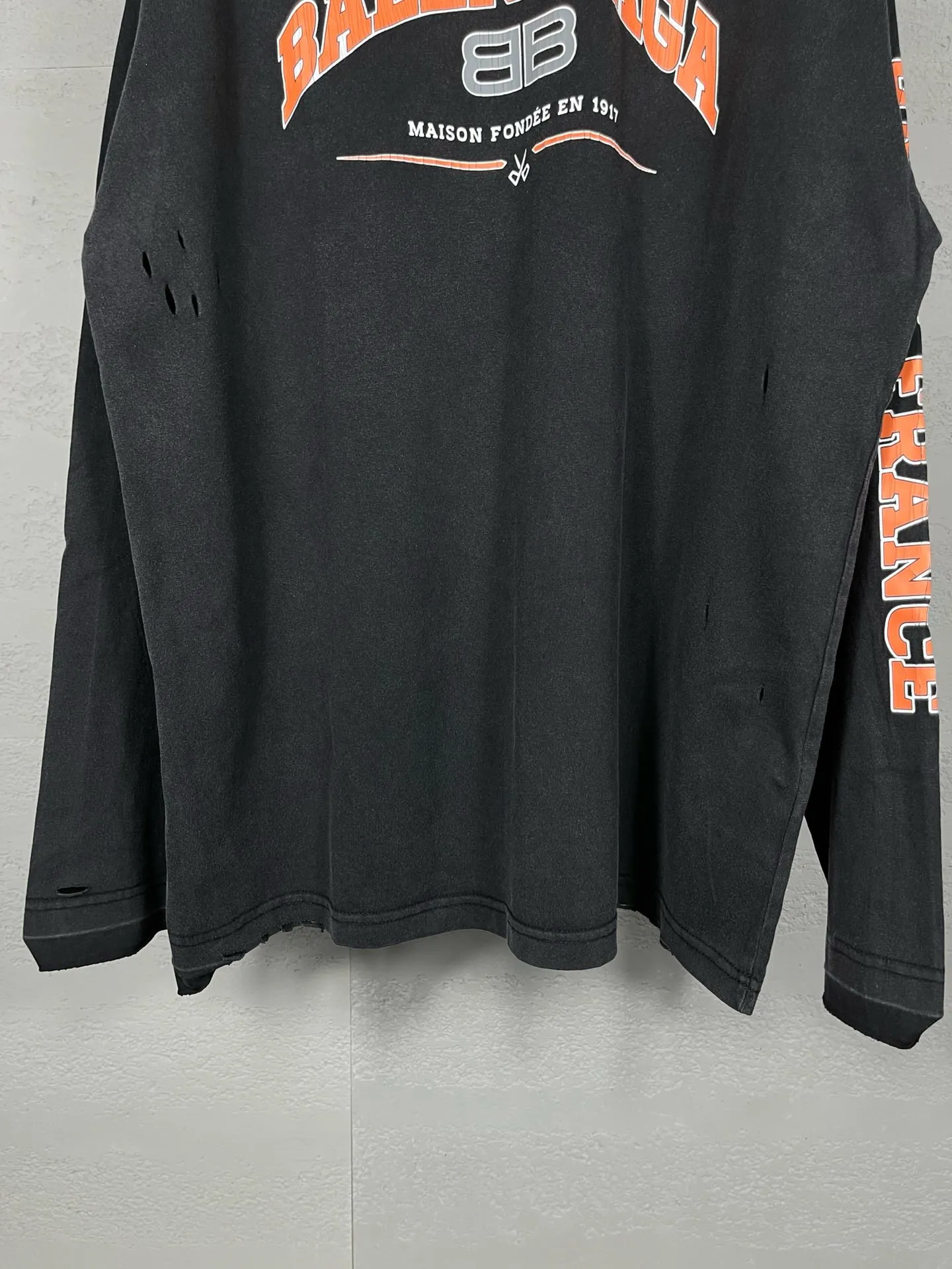 🅿️220 Actual Photos [Top version. Official website quality] BALENCI*GA/Paris. BB scissors LOGO printed ready-to-wear washed and distressed long-sleeved T-shirt. Brick cabinet synchronization. The fabric is made of Paris ZP custom-woven and dyed 100% cotton double yarn compact cotton. The weight is 260 grams, the cloth surface is clean. The cloth pattern is clear, soft and comfortable, and the thread is dyed with no color difference. The classic pattern is printed with environmentally friendly imported materials, straight cracks and cracked glue. Precision printing screen, the letters are clear and the effect is three-dimensional. Restored brick cabinet. The garments were washed and aged, and polished by many hands. Produced by super heavy craftsmanship, different market currencies, welcome to compare, the version adopts OS loose shoulder version. Same style for men and women. Code: BL225019 Color: Washed Black. Size: XS S M L