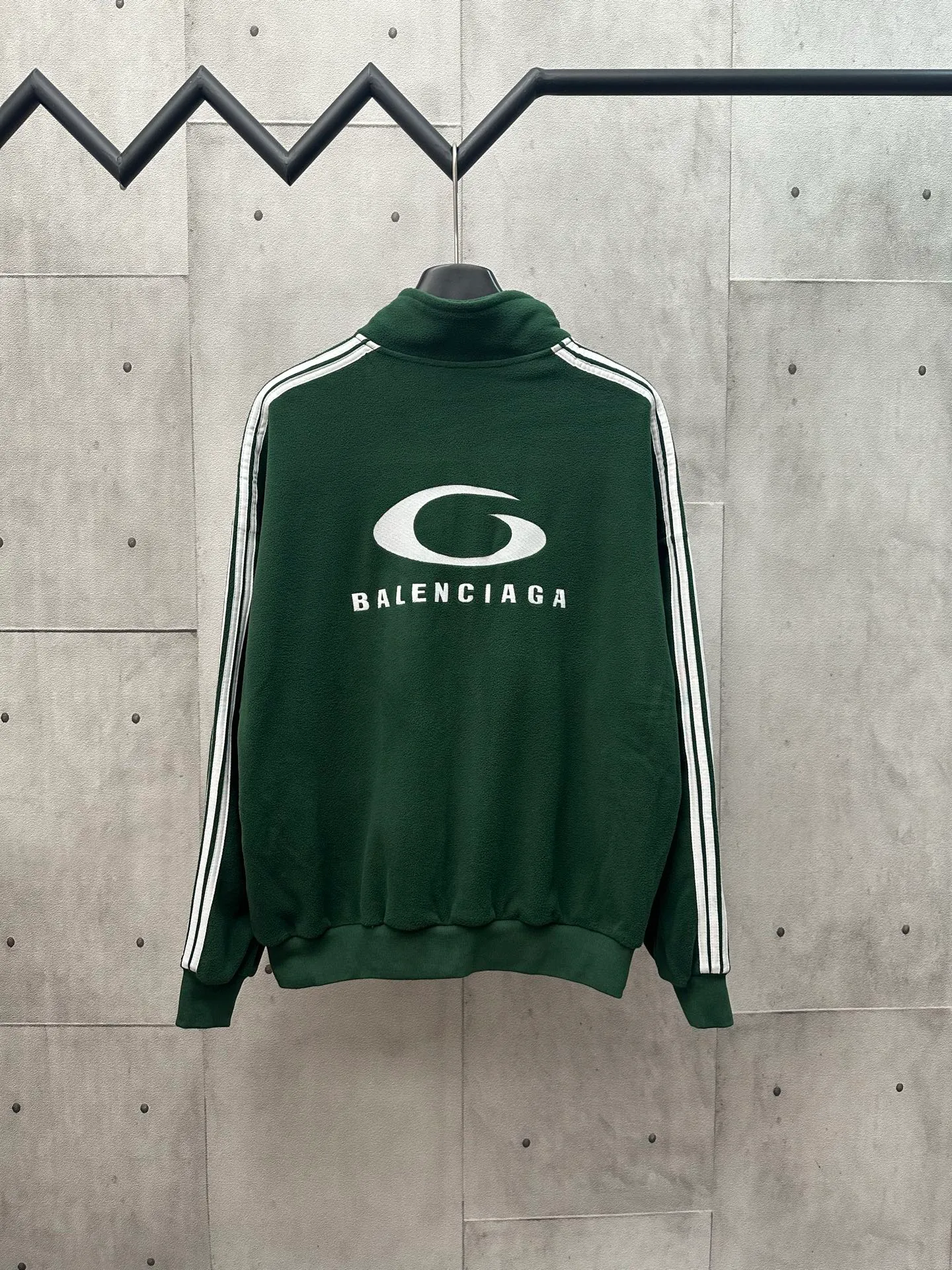 🅿️500 BALENCIAGA 25FW Autumn and Winter stand-up collar silhouette tailoring jacket Customized fleece fabric Small brand logo label embroidery on the front Large logo pattern on the back White webbing embellishment on the side of the sleeves Knitted rib sleeves and hem Diagonal pockets Simple design style Loose fit Uniform for men and women Size: S M L XL