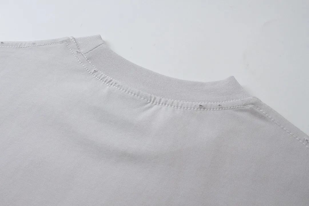 🅿️220 real photos [Top version. Official website quality] BALENCI*GA/Paris. 2024 new model. Paris surf pattern letter printing straight split long-sleeved T-shirt, brick cabinet synchronization. Genuine product developed at the first time, happy to print and compare! The fabric is made of Paris ZP custom-woven and dyed cotton double yarn. Weighing 260 grams, the cloth surface is clean. The cloth pattern is clear, soft and comfortable. The threads are dyed with no color difference. The classic LOGO is printed using environmentally friendly imported materials with clear pattern letters and a three-dimensional effect. Restored brick cabinet. Ready-made garments are washed, worn and distressed. Different market currency. Welcome to compare. The version adopts OS loose shoulder style. Same style for men and women. Code: BL225033 Color: gray blue, apricot, size: XS S M L