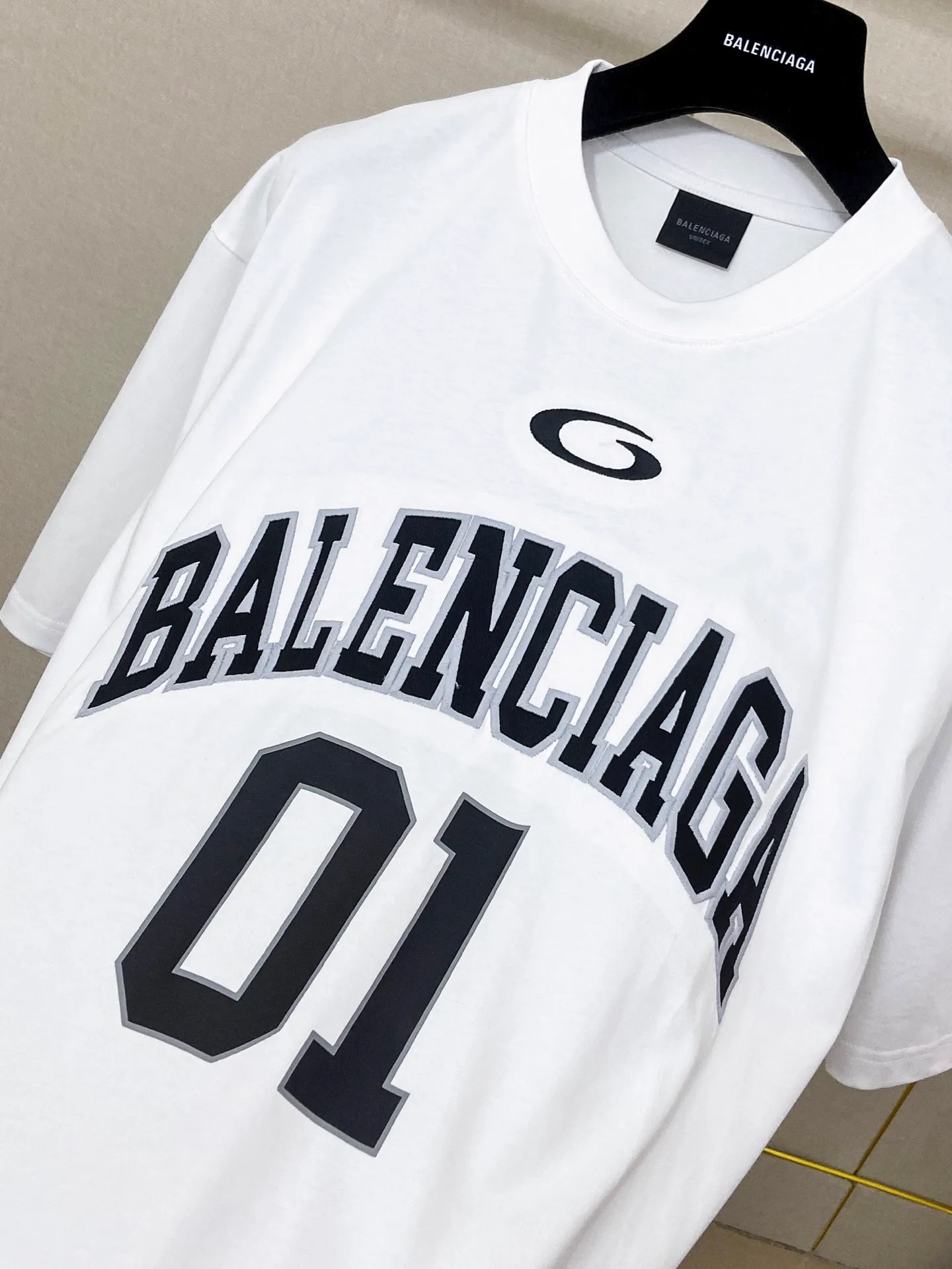 🅿️200 9180# Actual photo top version [[BALENCIA*GA] official website quality Paris new basketball jersey embroidered printed short-sleeved T-shirt OS version loose dropped shoulders Unisex style Fabric: 260g 100% cotton double yarn Process: embroidery printing on the front panel Car stamp in the lower left corner Back panel printing Garment washing Shaping Solid color Color: black white blue purple yellow Size: XS S M L