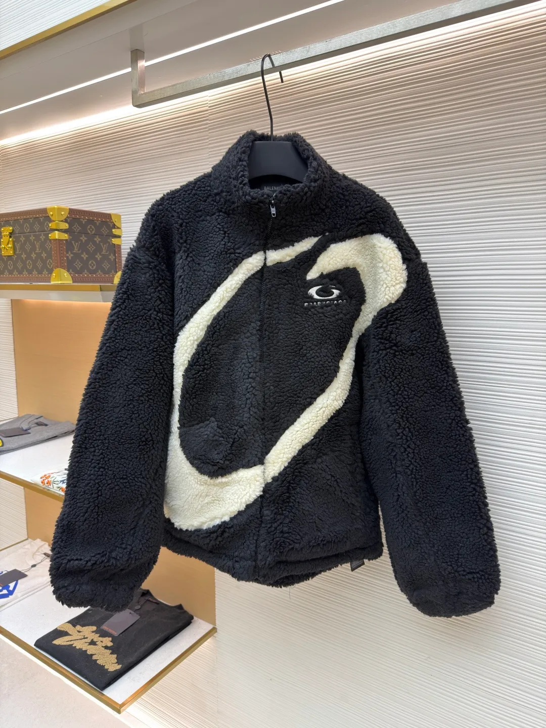 Balenciaga ski series sherpa stand collar jacket ●Original version: purchased and developed by 14616 ●Item number: 1681957-B50 ●Fabric: sherpa fabric ●Technology: made on positioning cutting machine ●Color: black and white ●Version: fitted version ●Weight: about 1190 grams ●Size: XXS-XS-S-M ●Description: Made of high-density imitation lamb wool fabric, the black/white two-color terry is pre-shrunk, making the velvet feel fluffy and not easy to shed. The core pattern of the body is a three-dimensional splicing process: the white terry pieces are precisely cut by laser, and the edges are sewn by hand stitching to form a smooth curve layer with the black base, and the error is controlled within 0.2cm. The chest logo uses a combination of flocking embossing and offset printing, and the brand words and patterns have both a three-dimensional feel and wear resistance. The placket is equipped with a hidden metal zipper, and the chain teeth are matte black-plated, making it smooth and visually low-key. The cuffs and hem are ribbed with the same fabric, and the elastic rebound rate is ≥90%. The inner lining is lined with light polyester fiber interlining to improve the comfort of putting on and taking off. The overall stitching is made of high-tenacity nylon thread. The even stitch length of 9 needles per centimeter takes into account both warmth retention and style. The overall wiring is straight and delicate, the fabric is comfortable and soft, and the color is consistent without color difference. It can be matched with the same style to create a fashionable look and control various occasions. Customized accessories, complete with three standards, same style for men and women!