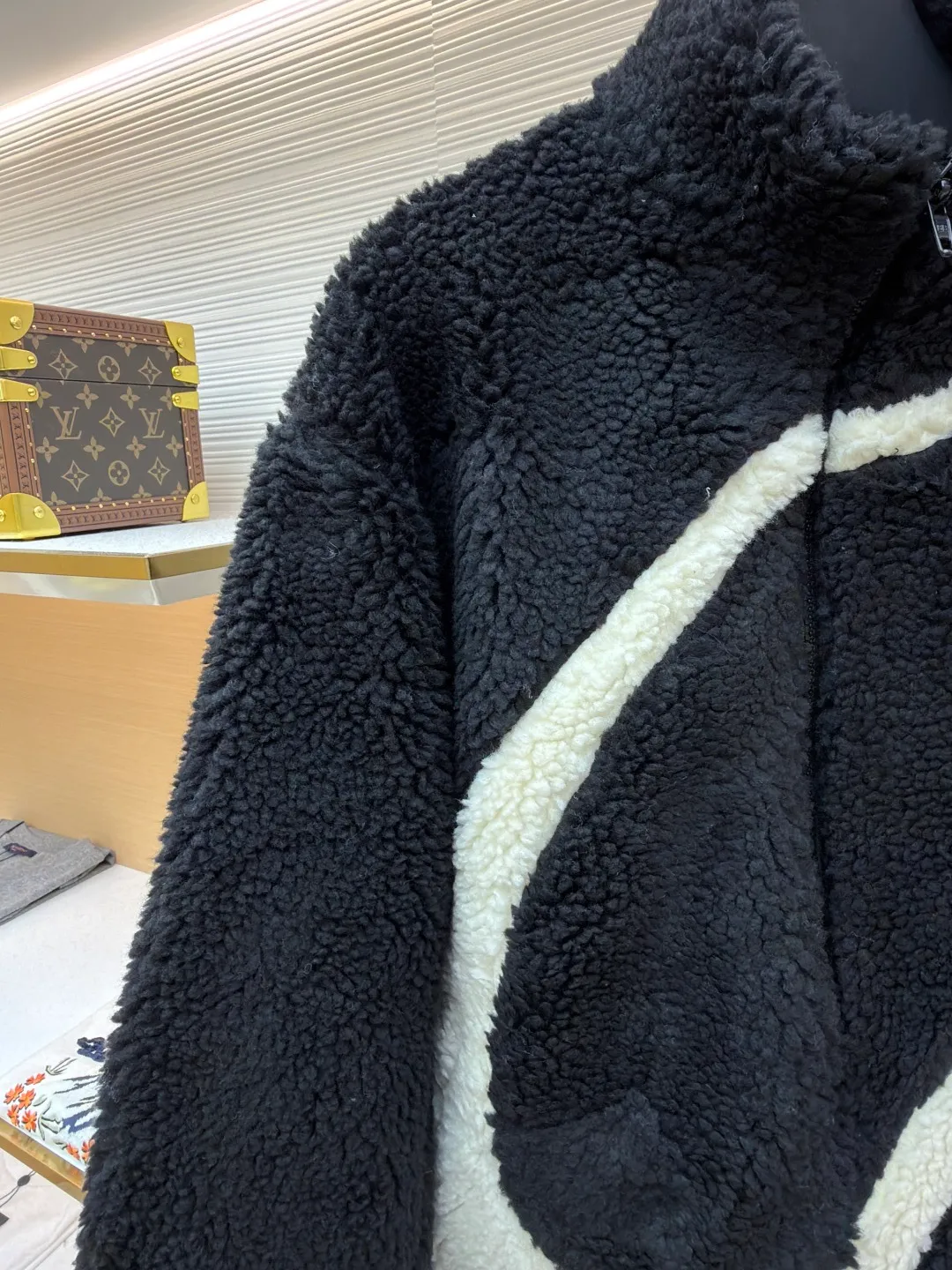 Balenciaga ski series sherpa stand collar jacket ●Original version: purchased and developed by 14616 ●Item number: 1681957-B50 ●Fabric: sherpa fabric ●Technology: made on positioning cutting machine ●Color: black and white ●Version: fitted version ●Weight: about 1190 grams ●Size: XXS-XS-S-M ●Description: Made of high-density imitation lamb wool fabric, the black/white two-color terry is pre-shrunk, making the velvet feel fluffy and not easy to shed. The core pattern of the body is a three-dimensional splicing process: the white terry pieces are precisely cut by laser, and the edges are sewn by hand stitching to form a smooth curve layer with the black base, and the error is controlled within 0.2cm. The chest logo uses a combination of flocking embossing and offset printing, and the brand words and patterns have both a three-dimensional feel and wear resistance. The placket is equipped with a hidden metal zipper, and the chain teeth are matte black-plated, making it smooth and visually low-key. The cuffs and hem are ribbed with the same fabric, and the elastic rebound rate is ≥90%. The inner lining is lined with light polyester fiber interlining to improve the comfort of putting on and taking off. The overall stitching is made of high-tenacity nylon thread. The even stitch length of 9 needles per centimeter takes into account both warmth retention and style. The overall wiring is straight and delicate, the fabric is comfortable and soft, and the color is consistent without color difference. It can be matched with the same style to create a fashionable look and control various occasions. Customized accessories, complete with three standards, same style for men and women!