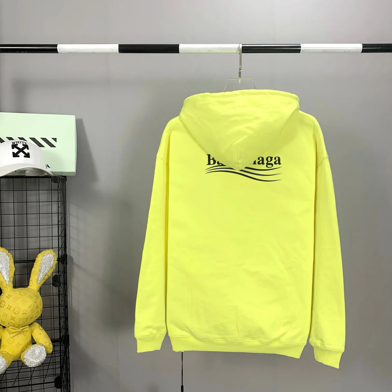 [New color] Certified Balenciaga BALENCIAGA Classic Coke Wave Print Hooded Sweatshirt ZP original version developed 1:1 customized accessories packaging (including Logo Sydney paper + new main mark + washing + hang tag) The entire sweatshirt is made of 460g pure cotton large terry, and the wet weight can reach 490, which is full of thickness The printing uses the Israeli Kornit digital direct-injection process. The dye is added with 0.028 granular nano-plastics. When sprayed on the fabric, it has strong adhesion and is not afraid of strong washing and exposure (it is recommended to take care of the clothes), ensuring that the printing will not fall off after wearing. Customized washing, labeling, accessories, and hardware can reach professional standards. Whole piece of clothing, hat string, thread, fabric, produced in the same vat, 0 color difference, color: fluorescent yellow (custom dyed in vat), size: XS-L P:510