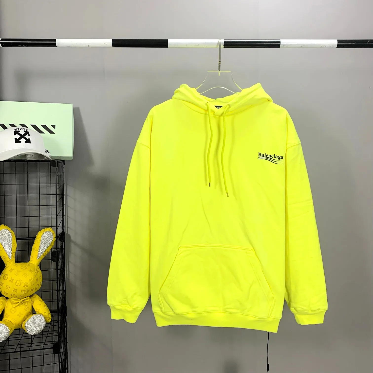[New color] Certified Balenciaga BALENCIAGA Classic Coke Wave Print Hooded Sweatshirt ZP original version developed 1:1 customized accessories packaging (including Logo Sydney paper + new main mark + washing + hang tag) The entire sweatshirt is made of 460g pure cotton large terry, and the wet weight can reach 490, which is full of thickness The printing uses the Israeli Kornit digital direct-injection process. The dye is added with 0.028 granular nano-plastics. When sprayed on the fabric, it has strong adhesion and is not afraid of strong washing and exposure (it is recommended to take care of the clothes), ensuring that the printing will not fall off after wearing. Customized washing, labeling, accessories, and hardware can reach professional standards. Whole piece of clothing, hat string, thread, fabric, produced in the same vat, 0 color difference, color: fluorescent yellow (custom dyed in vat), size: XS-L P:510