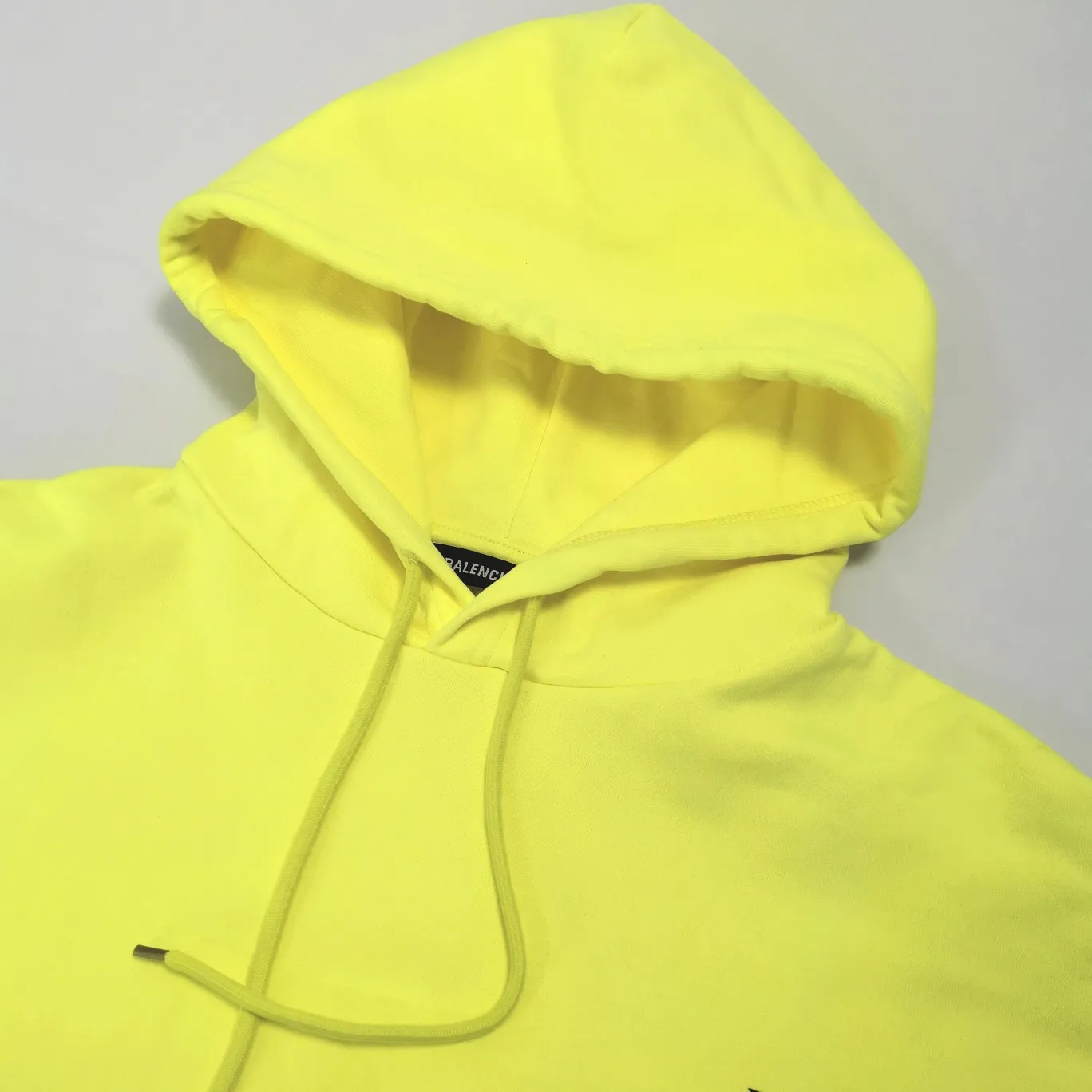 [New color] Certified Balenciaga BALENCIAGA Classic Coke Wave Print Hooded Sweatshirt ZP original version developed 1:1 customized accessories packaging (including Logo Sydney paper + new main mark + washing + hang tag) The entire sweatshirt is made of 460g pure cotton large terry, and the wet weight can reach 490, which is full of thickness The printing uses the Israeli Kornit digital direct-injection process. The dye is added with 0.028 granular nano-plastics. When sprayed on the fabric, it has strong adhesion and is not afraid of strong washing and exposure (it is recommended to take care of the clothes), ensuring that the printing will not fall off after wearing. Customized washing, labeling, accessories, and hardware can reach professional standards. Whole piece of clothing, hat string, thread, fabric, produced in the same vat, 0 color difference, color: fluorescent yellow (custom dyed in vat), size: XS-L P:510