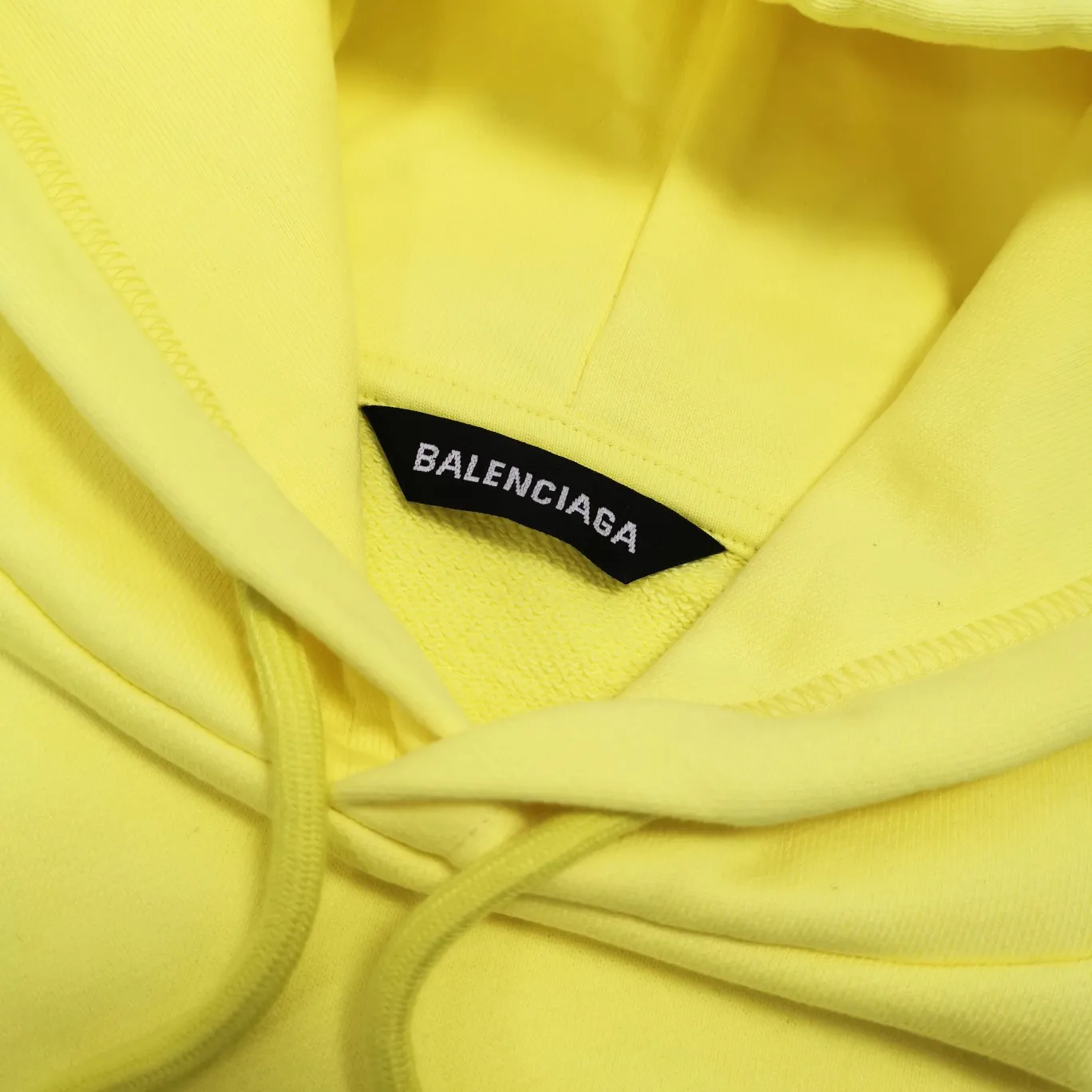 [New color] Certified Balenciaga BALENCIAGA Classic Coke Wave Print Hooded Sweatshirt ZP original version developed 1:1 customized accessories packaging (including Logo Sydney paper + new main mark + washing + hang tag) The entire sweatshirt is made of 460g pure cotton large terry, and the wet weight can reach 490, which is full of thickness The printing uses the Israeli Kornit digital direct-injection process. The dye is added with 0.028 granular nano-plastics. When sprayed on the fabric, it has strong adhesion and is not afraid of strong washing and exposure (it is recommended to take care of the clothes), ensuring that the printing will not fall off after wearing. Customized washing, labeling, accessories, and hardware can reach professional standards. Whole piece of clothing, hat string, thread, fabric, produced in the same vat, 0 color difference, color: fluorescent yellow (custom dyed in vat), size: XS-L P:510