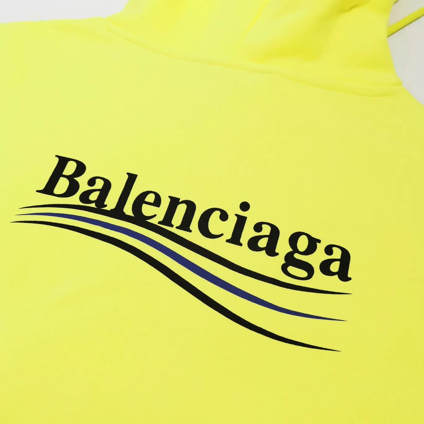 [New color] Certified Balenciaga BALENCIAGA Classic Coke Wave Print Hooded Sweatshirt ZP original version developed 1:1 customized accessories packaging (including Logo Sydney paper + new main mark + washing + hang tag) The entire sweatshirt is made of 460g pure cotton large terry, and the wet weight can reach 490, which is full of thickness The printing uses the Israeli Kornit digital direct-injection process. The dye is added with 0.028 granular nano-plastics. When sprayed on the fabric, it has strong adhesion and is not afraid of strong washing and exposure (it is recommended to take care of the clothes), ensuring that the printing will not fall off after wearing. Customized washing, labeling, accessories, and hardware can reach professional standards. Whole piece of clothing, hat string, thread, fabric, produced in the same vat, 0 color difference, color: fluorescent yellow (custom dyed in vat), size: XS-L P:510