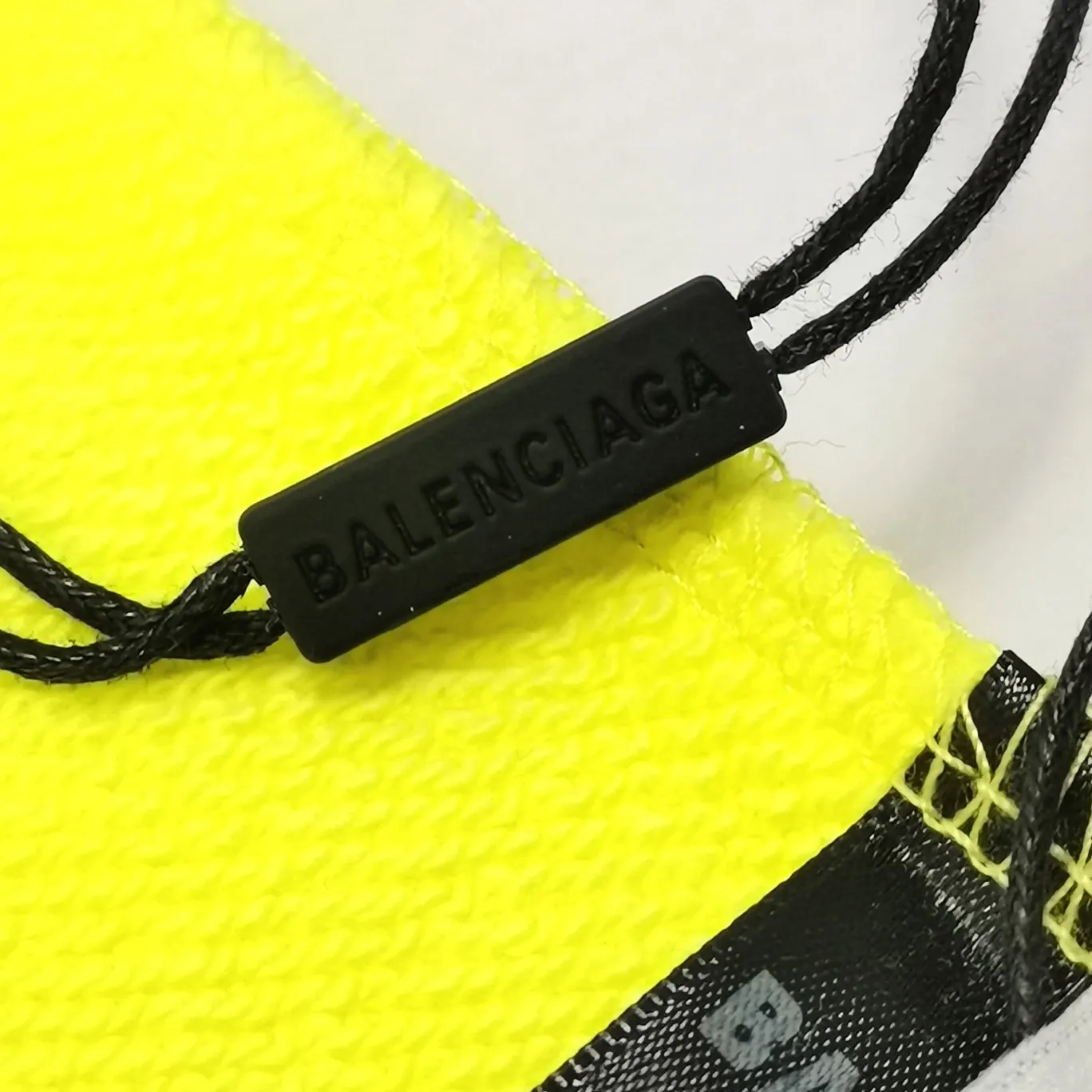 [New color] Certified Balenciaga BALENCIAGA Classic Coke Wave Print Hooded Sweatshirt ZP original version developed 1:1 customized accessories packaging (including Logo Sydney paper + new main mark + washing + hang tag) The entire sweatshirt is made of 460g pure cotton large terry, and the wet weight can reach 490, which is full of thickness The printing uses the Israeli Kornit digital direct-injection process. The dye is added with 0.028 granular nano-plastics. When sprayed on the fabric, it has strong adhesion and is not afraid of strong washing and exposure (it is recommended to take care of the clothes), ensuring that the printing will not fall off after wearing. Customized washing, labeling, accessories, and hardware can reach professional standards. Whole piece of clothing, hat string, thread, fabric, produced in the same vat, 0 color difference, color: fluorescent yellow (custom dyed in vat), size: XS-L P:510