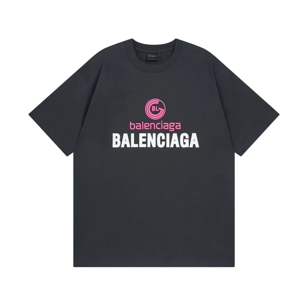 🅿️170 Detailed Pictures [Top version. Official website quality] BALENCI*GA/Paris. 2024 new style. New LOGO printed short-sleeved T-shirt, synchronized with brick cabinet. Genuine product developed at the first time, happy to print and compare! The fabric is made of Paris ZP custom-woven and dyed cotton double yarn. Weighing 260 grams, the cloth surface is clean. The cloth pattern is clear, soft and comfortable. The threads are dyed with no color difference. The classic LOGO is printed using environmentally friendly imported materials, with clear letters and a three-dimensional effect. Restore the brick cabinet. Welcome to compare, the version adopts the OS loose shoulder version. Same style for men and women Coding: BL233316 Color: gray blue, white Size: XS to L