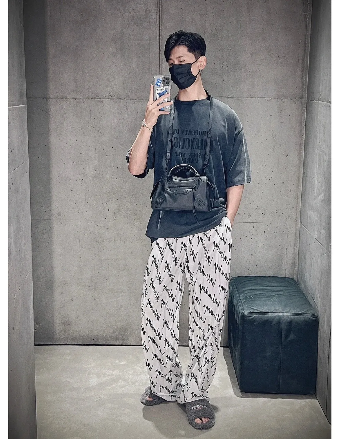 ♻️💯Upper body reference model picture❤️The top tested version BALENCIAGA's new design team printed the same style short-sleeved T-shirts for male and female couples stars. It uses high-coverage screen water slurry technology, and then prints after washing. Ready-made garments are washed, fried snowflakes and sanded. The scrap rate is very high. Full of craftsmanship. 32S 280g double-ply double yarn pure cotton fabric. Ready-made garments are shaped and washed! Full of drape. Accessories: Butter paper with logo, three-label synchronous official website Size: XS-L Color: Washed black P:280