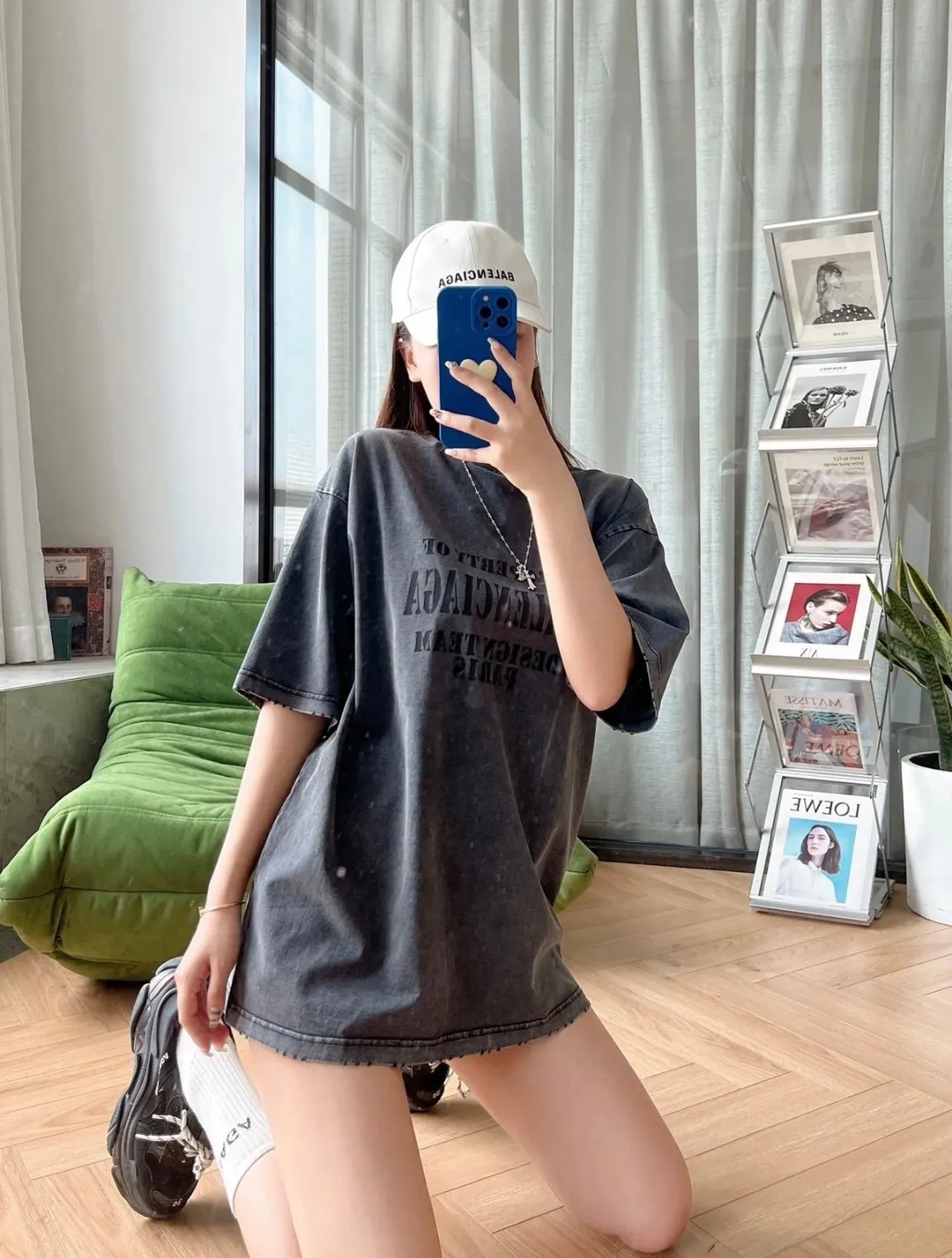♻️💯Upper body reference model picture❤️The top tested version BALENCIAGA's new design team printed the same style short-sleeved T-shirts for male and female couples stars. It uses high-coverage screen water slurry technology, and then prints after washing. Ready-made garments are washed, fried snowflakes and sanded. The scrap rate is very high. Full of craftsmanship. 32S 280g double-ply double yarn pure cotton fabric. Ready-made garments are shaped and washed! Full of drape. Accessories: Butter paper with logo, three-label synchronous official website Size: XS-L Color: Washed black P:280