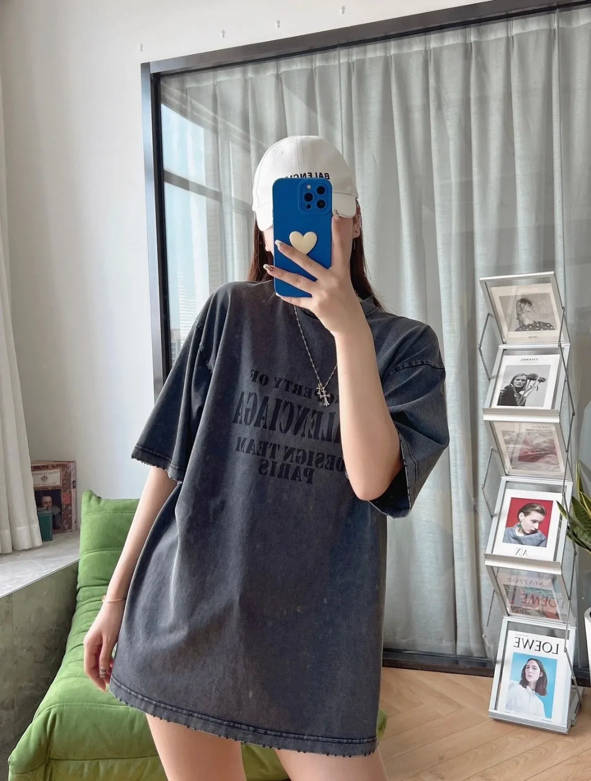 ♻️💯Upper body reference model picture❤️The top tested version BALENCIAGA's new design team printed the same style short-sleeved T-shirts for male and female couples stars. It uses high-coverage screen water slurry technology, and then prints after washing. Ready-made garments are washed, fried snowflakes and sanded. The scrap rate is very high. Full of craftsmanship. 32S 280g double-ply double yarn pure cotton fabric. Ready-made garments are shaped and washed! Full of drape. Accessories: Butter paper with logo, three-label synchronous official website Size: XS-L Color: Washed black P:280