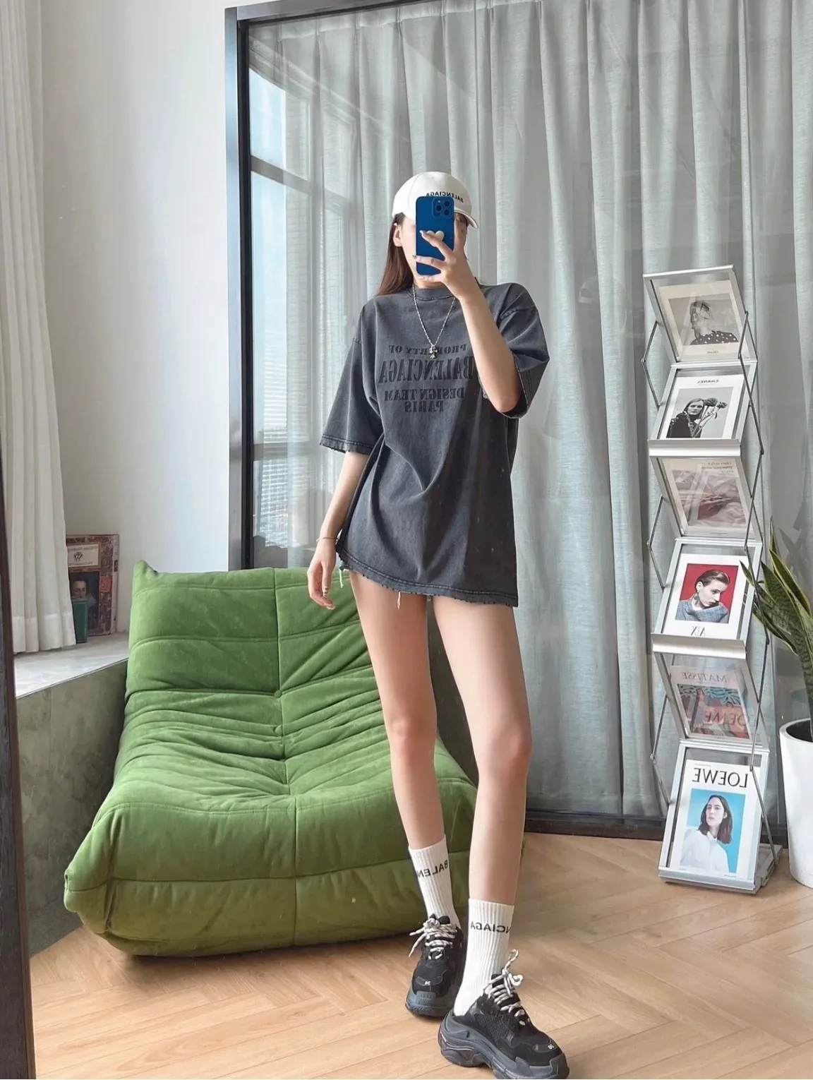 ♻️💯Upper body reference model picture❤️The top tested version BALENCIAGA's new design team printed the same style short-sleeved T-shirts for male and female couples stars. It uses high-coverage screen water slurry technology, and then prints after washing. Ready-made garments are washed, fried snowflakes and sanded. The scrap rate is very high. Full of craftsmanship. 32S 280g double-ply double yarn pure cotton fabric. Ready-made garments are shaped and washed! Full of drape. Accessories: Butter paper with logo, three-label synchronous official website Size: XS-L Color: Washed black P:280