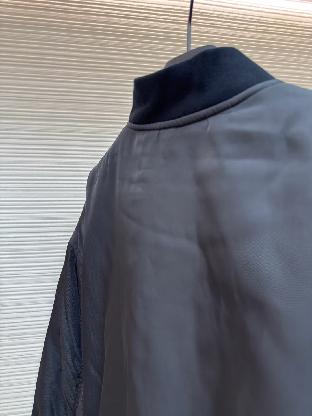 Balenciag embroidered single-breasted jacket ●Original version: purchased and developed for 25,000 ●Item number: 1680797-B40 ●Fabric: polyester fiber fabric ●Technology: Made on positioning cutting machine ●Format: loose version ●Weight: about 1025 grams ●Size: XXS-XS-S-M ●Description: Made of custom-made heavyweight double-layer twill polyester fiber fabric, it not only has a thick and crisp texture, but also has excellent wear resistance and wrinkle resistance, and the twill structure gives it a unique texture; the process used to present the brand logo makes the words "BALENCIAGA" clear and three-dimensional, with neat edges, and the color complements the main body of the jacket, which not only plays an eye-catching decorative role, but also highlights the brand recognition; The buttons are firm and exquisitely installed with exquisite craftsmanship, which perfectly integrates with the overall style. The buttons are made of fine material and color, even opening and closing smoothly, and can withstand frequent daily use. In terms of detailed craftsmanship, the ribs on the collar, cuffs and hem are exquisitely designed, with moderate elasticity and close fit to the body, which not only ensures a comfortable wearing experience, but also effectively blocks the cold wind. The overall wiring is straight and delicate, the fabric is comfortable and soft, and the color is consistent without color difference. It can be matched with the same style to create a fashionable look and control various occasions. Customized accessories, complete with three standards, same style for men and women!