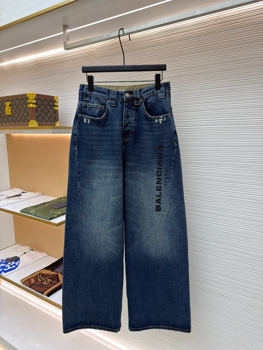 Balenciaga jeans embroidered denim trousers ●Authentic product: 12300 purchase and development ●Item number: 1681053-B25 ●Fabric: bamboo fabric ●Technology: washed production ●Version: loose version ●Weight: about 970 grams ●Size: There is a looming dark bamboo pattern in the dark blue base. The left leg is decorated with Balenciaga jeans embroidery, which complements the Paris kraft paper on the back waistband to add brand recognition. The black silk thread meanders on the dark blue background, instantly igniting the visual focus. The lines are smooth and full of tension. It has a dual temperament of retro and modern. It outlines the infinite possibilities of fashion, giving priority to customizing 1:1 original denim materials to stir-fry snowballs and stir-fry salt. Specially prepared corresponding solutions. Add a certain amount of dye, soak the denim material in it to absorb the solvent, then scrub it and dry it to further fade and oxidize it. The fried sand hand-rubbing technology is used to process the denim material in a sand-frying machine to cause natural fading and wear on the surface of the denim. Then, special tools are used to physically damage the surface of the jeans by hand, maintaining the original texture and details while increasing its uniqueness. The rub-pressed wrinkle whisker technology and the gun-painted cat whisker technology are combined to give priority to hand-rubbing in specific areas to achieve a natural wrinkle effect. Then, specific tools are used to draw a whisker-shaped texture to create a full visual effect. The overall wiring is straight and delicate, the fabric is comfortable and soft, and the color is consistent without color difference. It can be matched with the same style to create a fashionable look and control various occasions. Customized accessories, complete with three standards, same style for men and women!