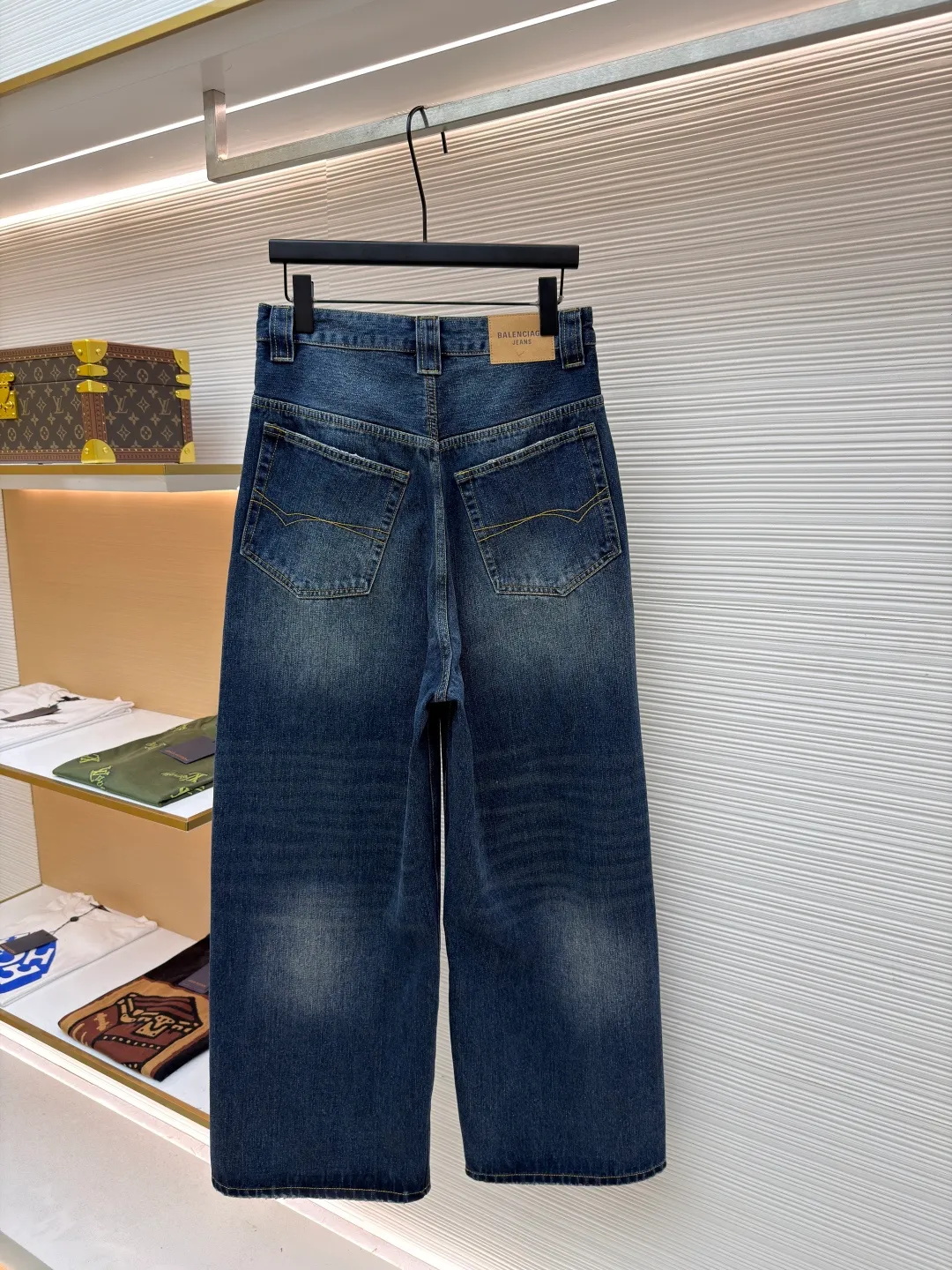 Balenciaga jeans embroidered denim trousers ●Authentic product: 12300 purchase and development ●Item number: 1681053-B25 ●Fabric: bamboo fabric ●Technology: washed production ●Version: loose version ●Weight: about 970 grams ●Size: There is a looming dark bamboo pattern in the dark blue base. The left leg is decorated with Balenciaga jeans embroidery, which complements the Paris kraft paper on the back waistband to add brand recognition. The black silk thread meanders on the dark blue background, instantly igniting the visual focus. The lines are smooth and full of tension. It has a dual temperament of retro and modern. It outlines the infinite possibilities of fashion, giving priority to customizing 1:1 original denim materials to stir-fry snowballs and stir-fry salt. Specially prepared corresponding solutions. Add a certain amount of dye, soak the denim material in it to absorb the solvent, then scrub it and dry it to further fade and oxidize it. The fried sand hand-rubbing technology is used to process the denim material in a sand-frying machine to cause natural fading and wear on the surface of the denim. Then, special tools are used to physically damage the surface of the jeans by hand, maintaining the original texture and details while increasing its uniqueness. The rub-pressed wrinkle whisker technology and the gun-painted cat whisker technology are combined to give priority to hand-rubbing in specific areas to achieve a natural wrinkle effect. Then, specific tools are used to draw a whisker-shaped texture to create a full visual effect. The overall wiring is straight and delicate, the fabric is comfortable and soft, and the color is consistent without color difference. It can be matched with the same style to create a fashionable look and control various occasions. Customized accessories, complete with three standards, same style for men and women!